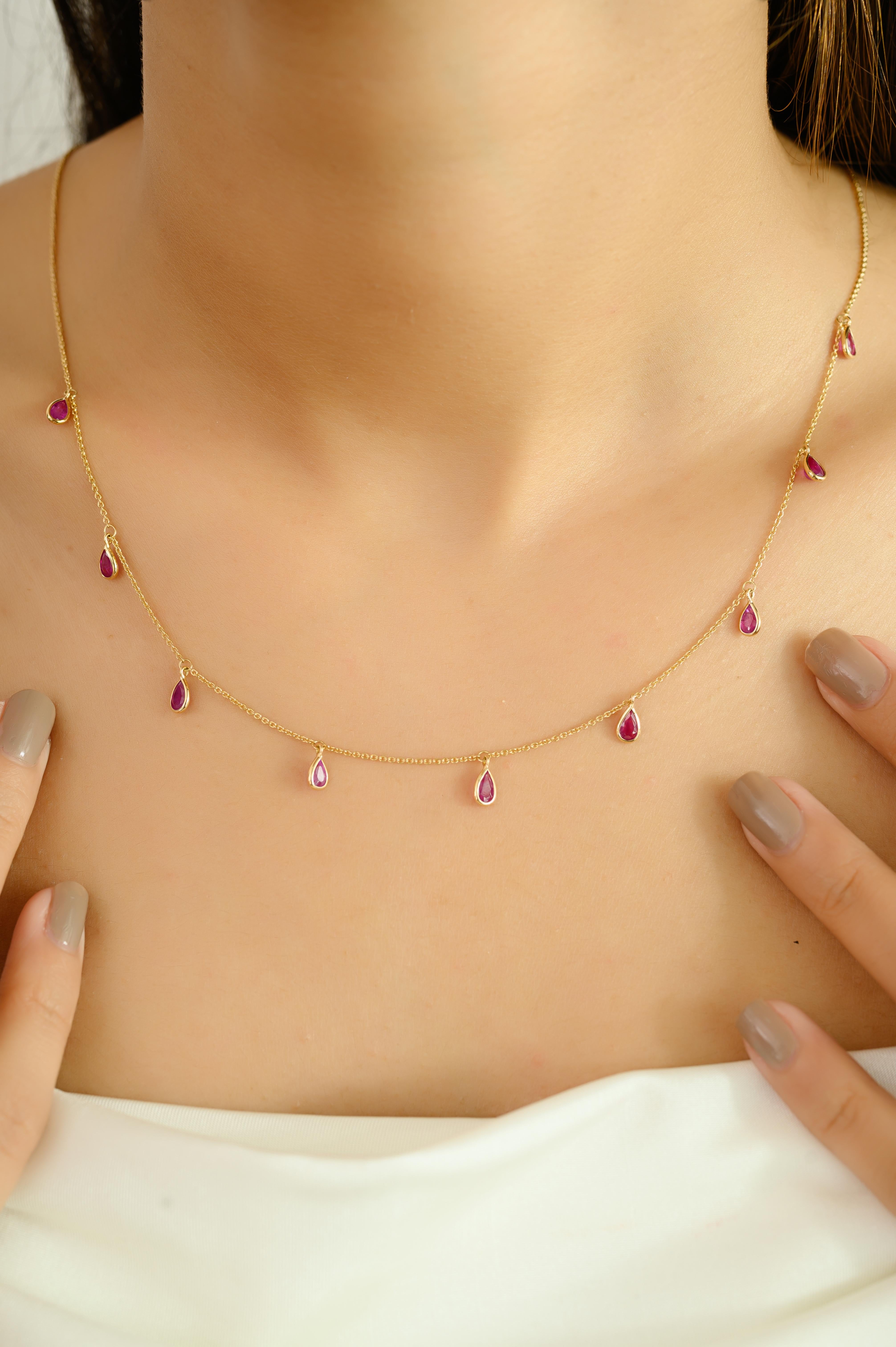 Collier en or jaune 14K avec breloques en forme de poire en rubis en vente 2