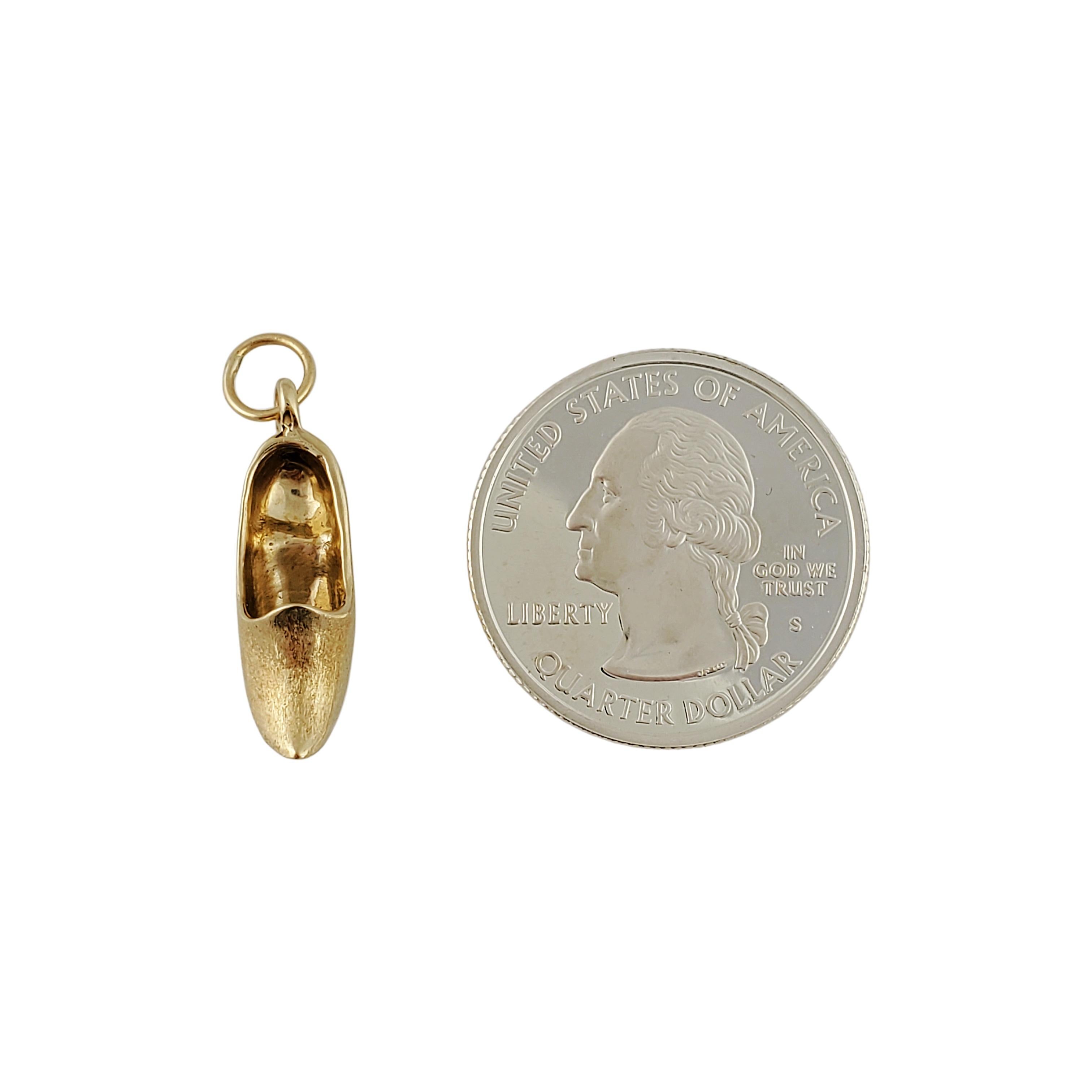 Vintage 14 Karat Yellow Gold Dutch Shoe Charm

Adorable dutch shoe charm made of 14K yellow gold. 

*Chain not included

Size: 20 mm x 9.9 mm (actual charm)

Weight: 1.4 dwt / 2.2 g.

Hallmark: 14K

Very good condition, professionally