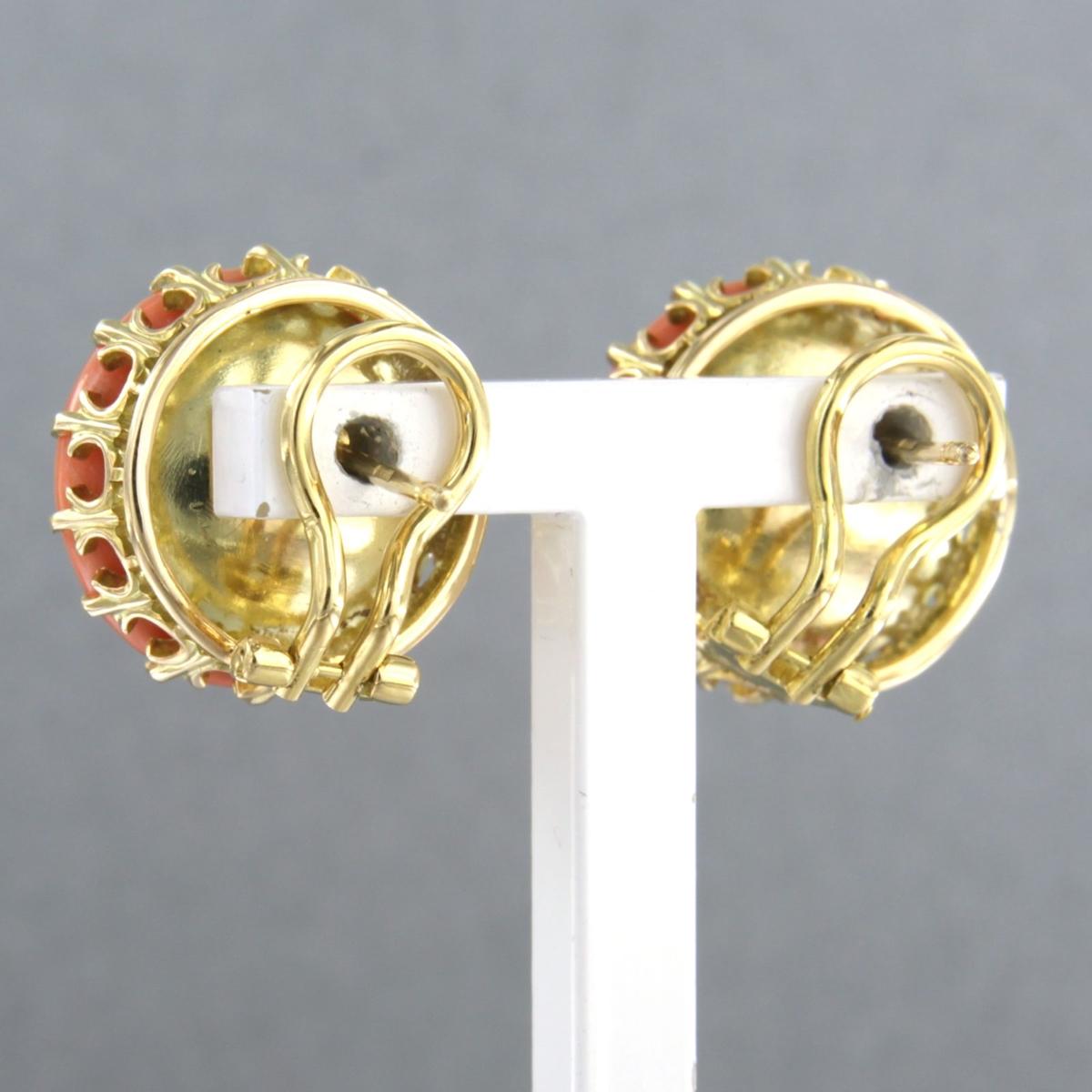 Ohrclips aus 14k Gelbgold mit Corallium Rubrum - 10,9 Gramm - 1,6 cm breit (Cabochon) im Angebot
