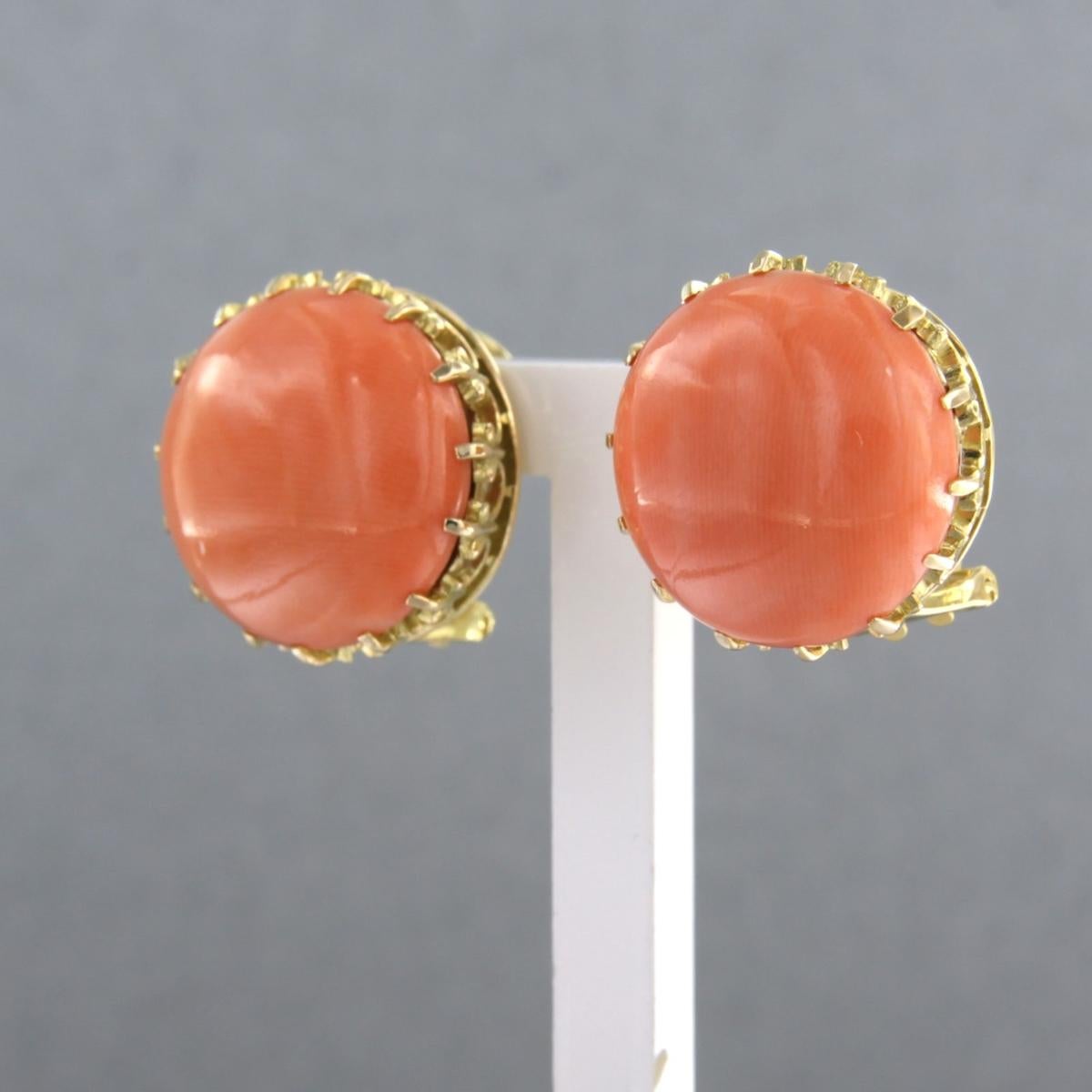 Ohrclips aus 14k Gelbgold mit Corallium Rubrum - 10,9 Gramm - 1,6 cm breit im Zustand „Hervorragend“ im Angebot in The Hague, ZH
