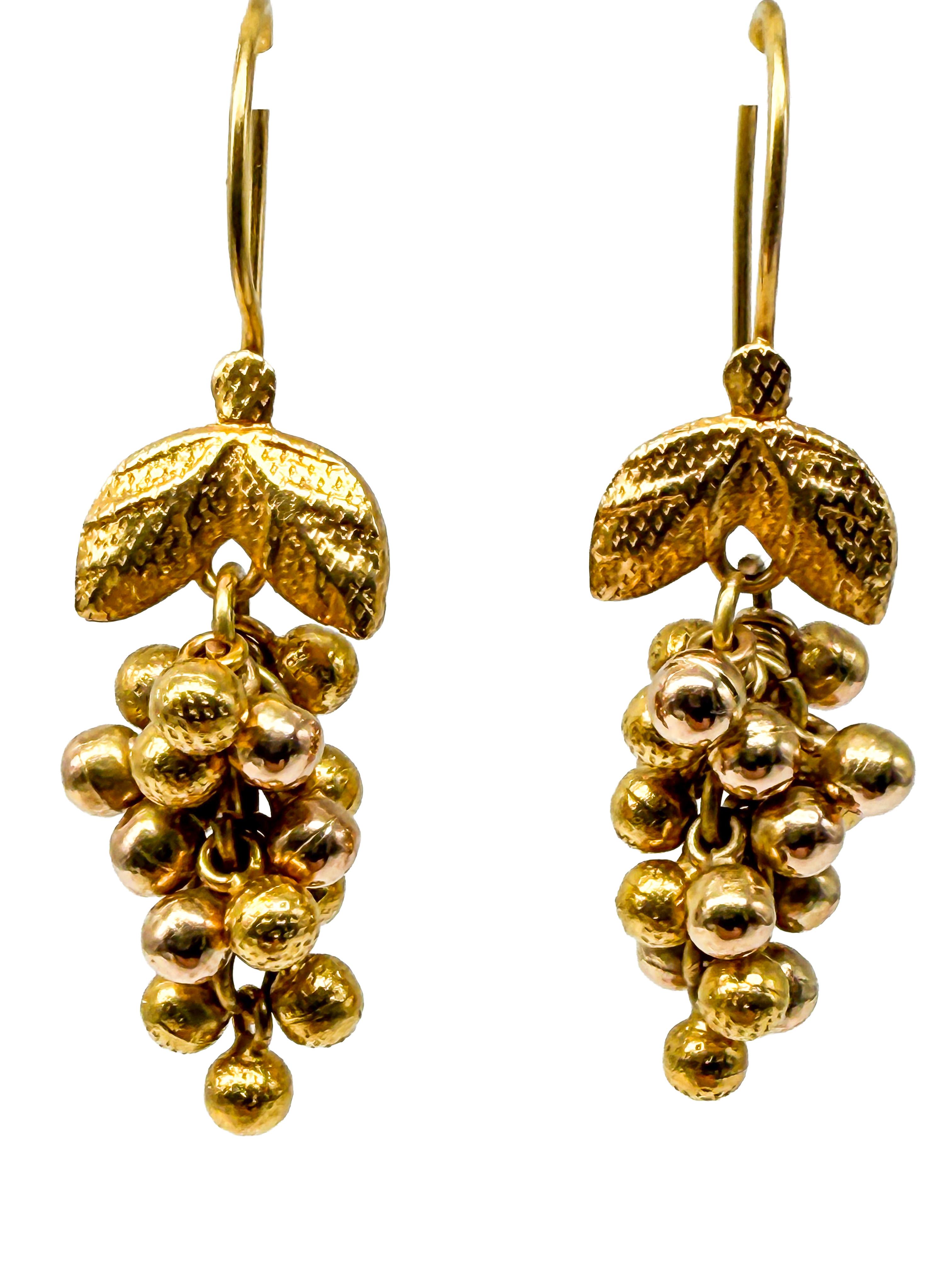 Questi eleganti orecchini a goccia in oro giallo 14k incarnano una semplicità senza tempo e uno stile classico. Il loro design minimalista senza pietre preziose conferisce loro un aspetto raffinato, rendendoli facili da abbinare a qualsiasi