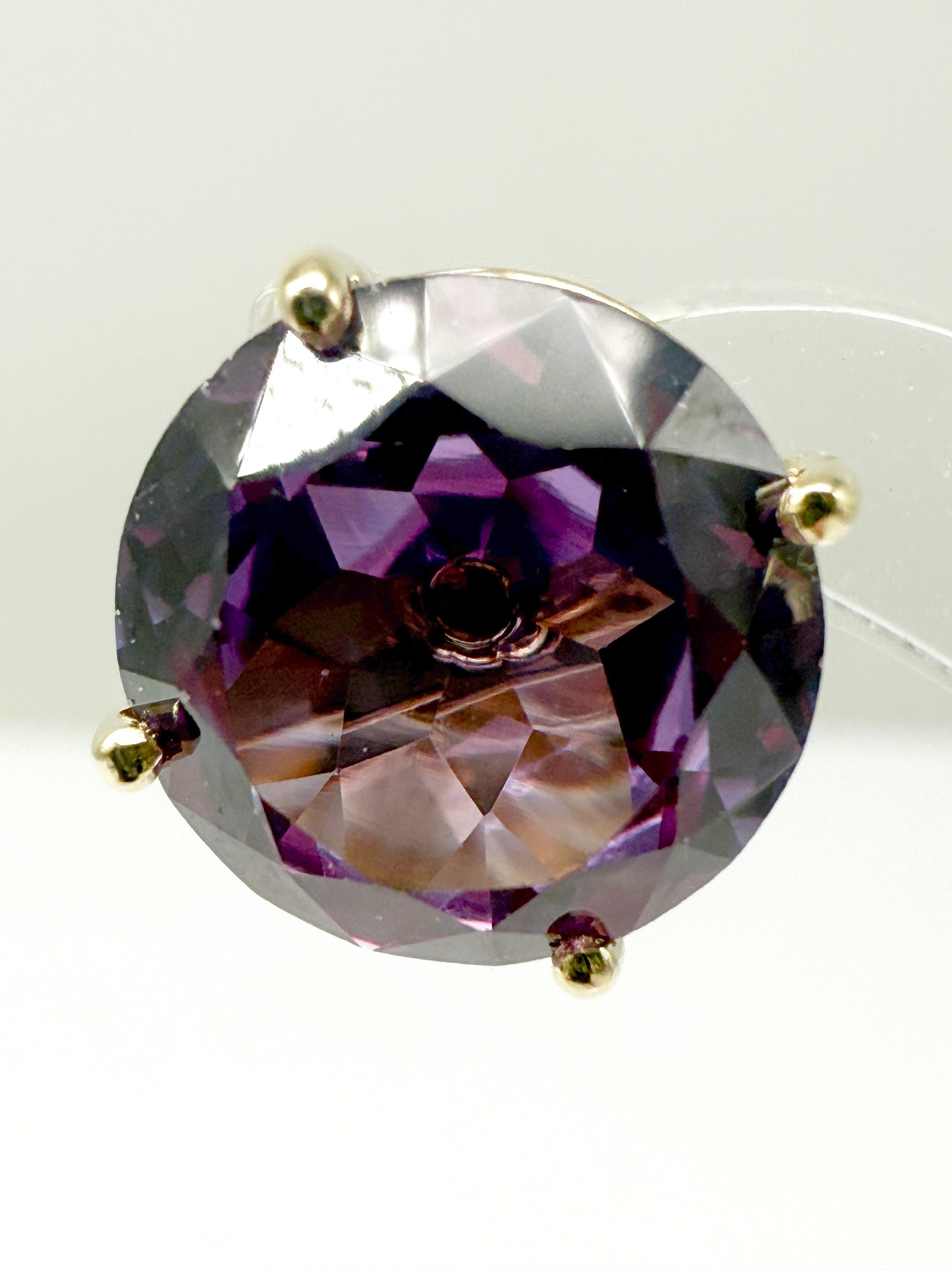 Experience captivating color play in an exclusive design – these exquisite stud earrings made of 14 karat yellow gold combine classic elegance with a truly extraordinary gemstone: Alexandrite.

Renowned for its mysterious color change depending on