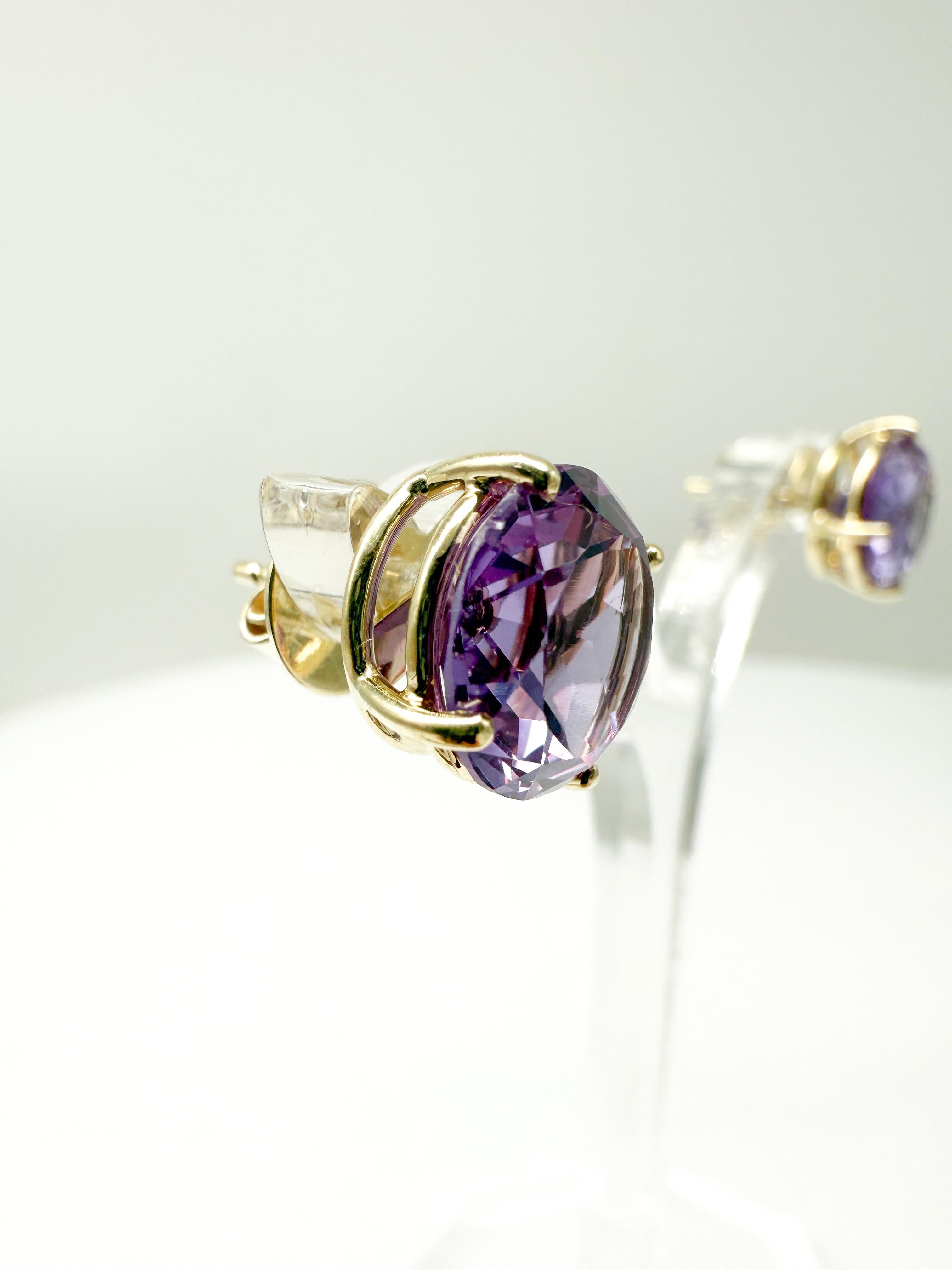 14K Yellow Gold Earrings with Alexandrite In Good Condition In Berlin, DE