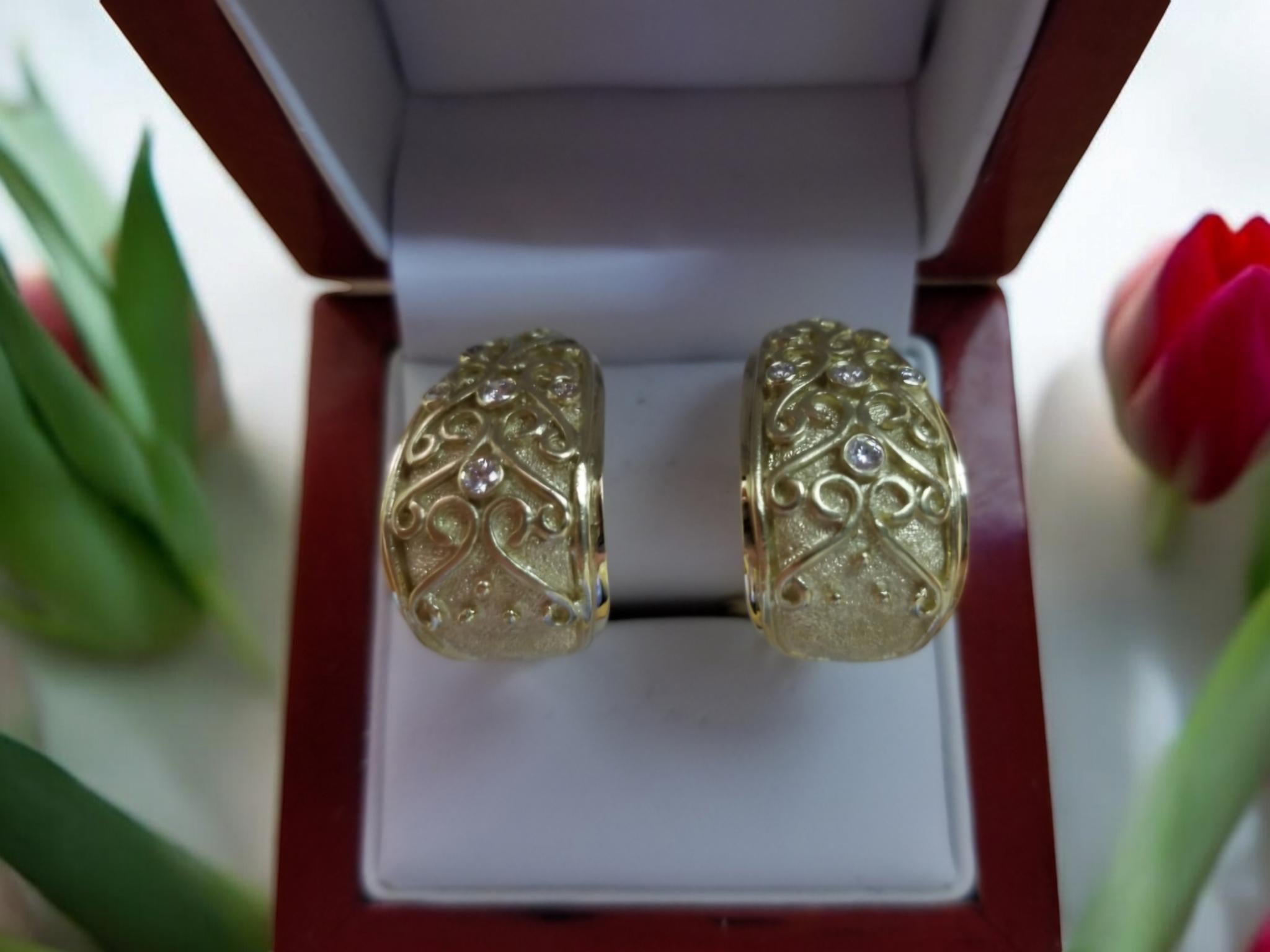 Women's or Men's 14K Yellow Gold Earrings with Hearts and Arrows Diamonds New For Sale