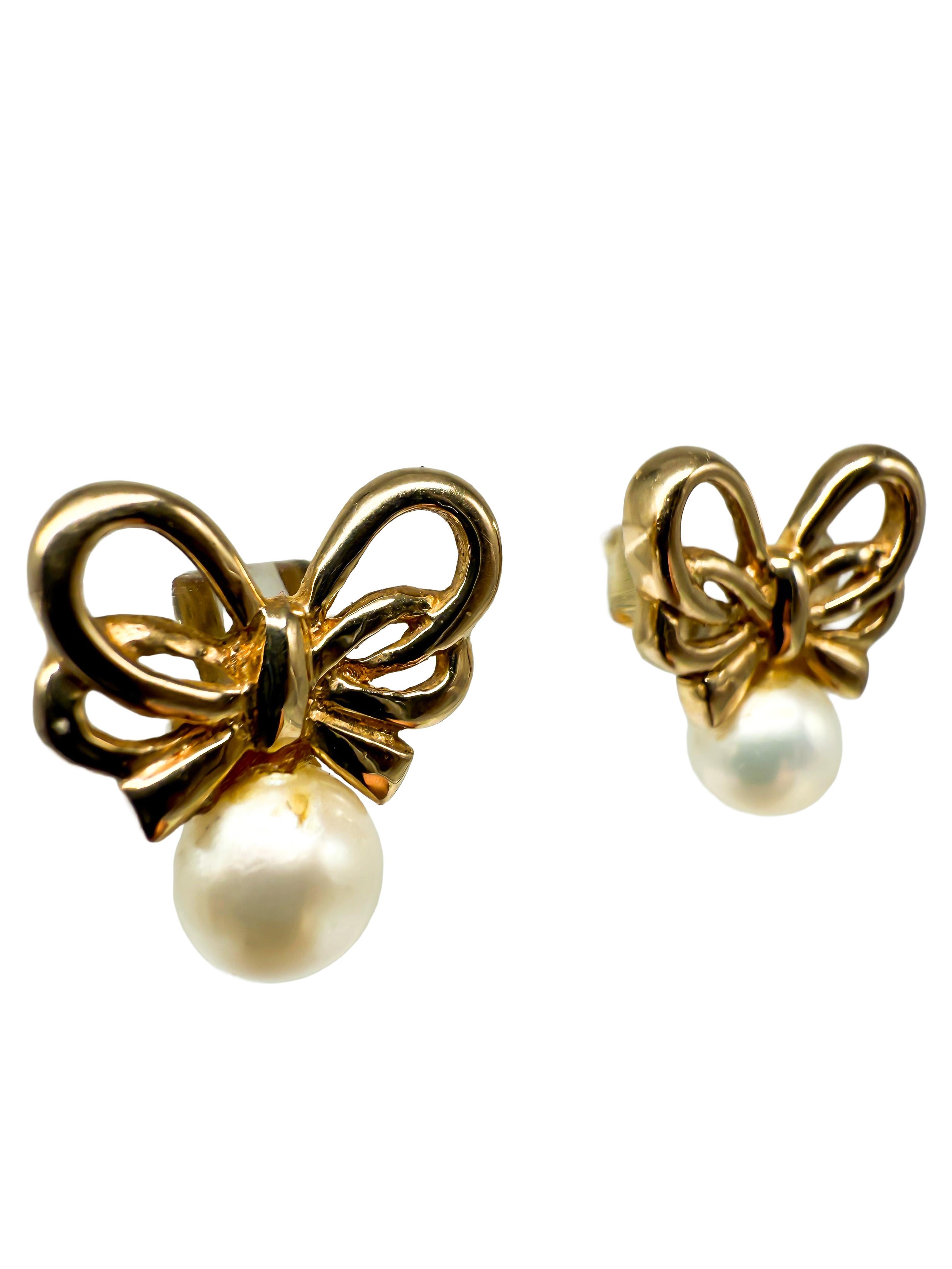 Questi eleganti orecchini in oro giallo 14K combinano un'eleganza classica con una bellezza senza tempo. Realizzati con una lavorazione di alta qualità e con perle naturali incastonate, emanano una raffinata raffinatezza, che si fa notare sia