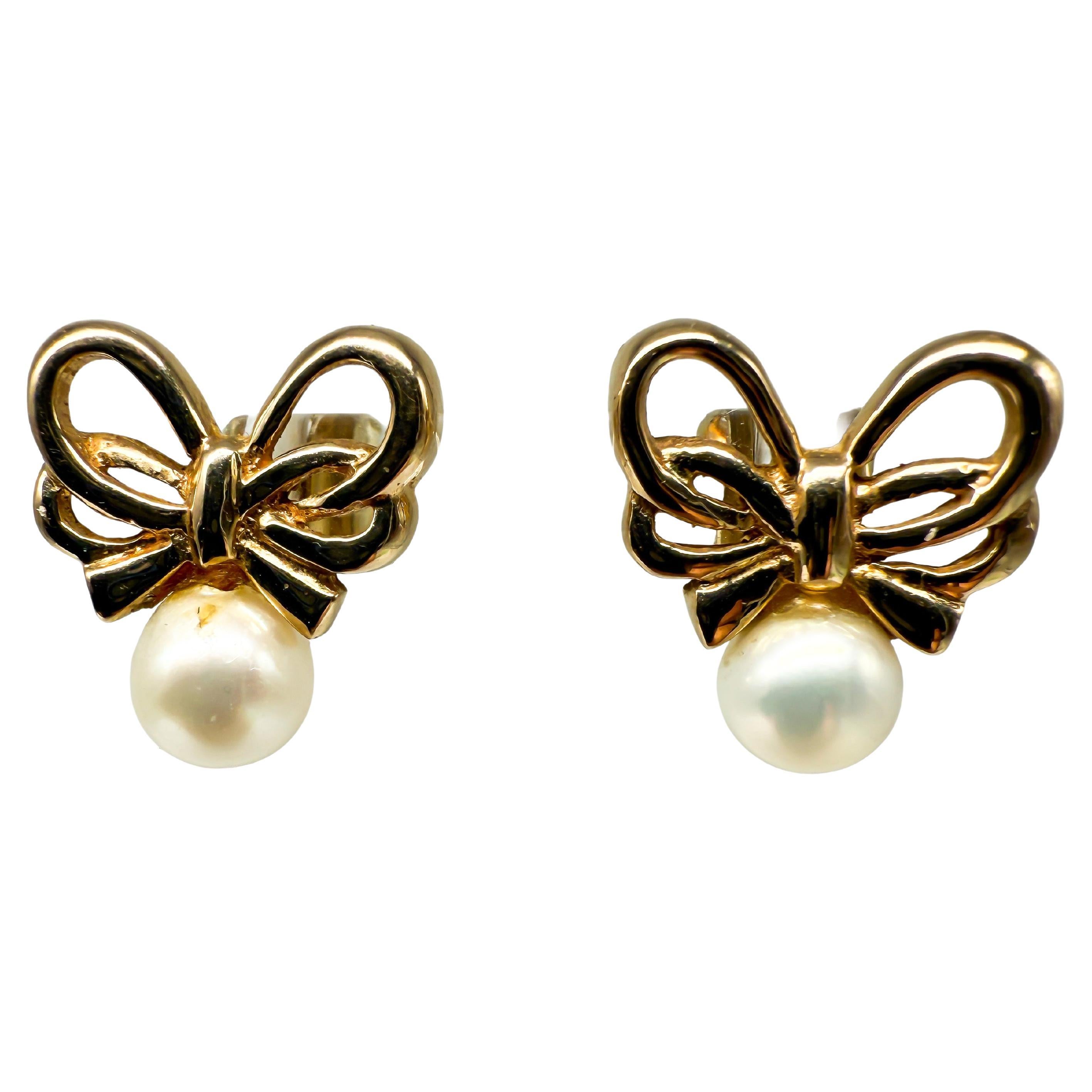 Orecchini in oro giallo 14K con perle in vendita