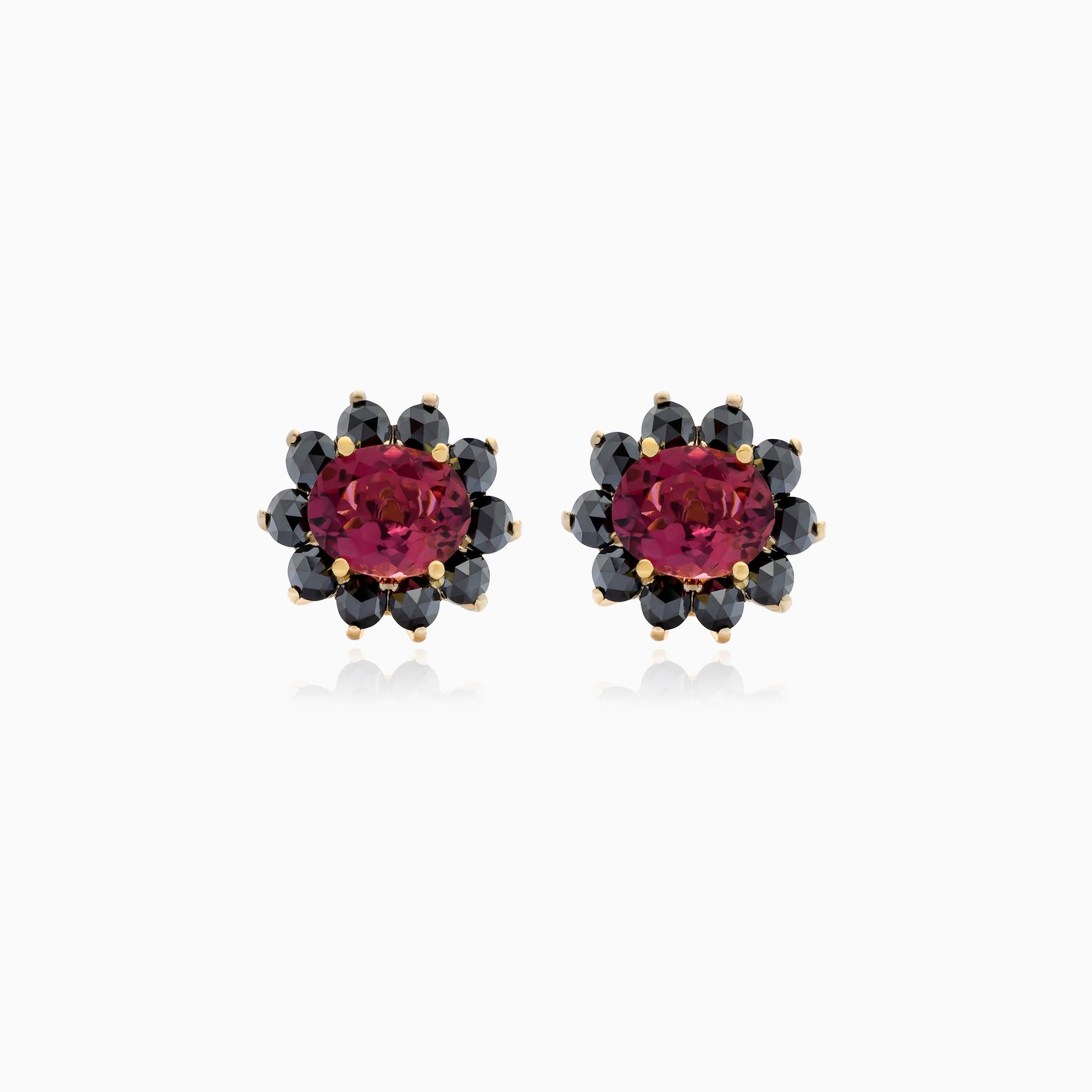 Tourmalines, 3,00 ct. Diamants noirs taillés en rose, 1,50 ct. Or jaune 14k.
Ces boucles d'oreilles d'inspiration vintage sont réalisées en or jaune 14k et conçues comme des rosettes romantiques. Au centre de chaque boucle d'oreille se trouve une