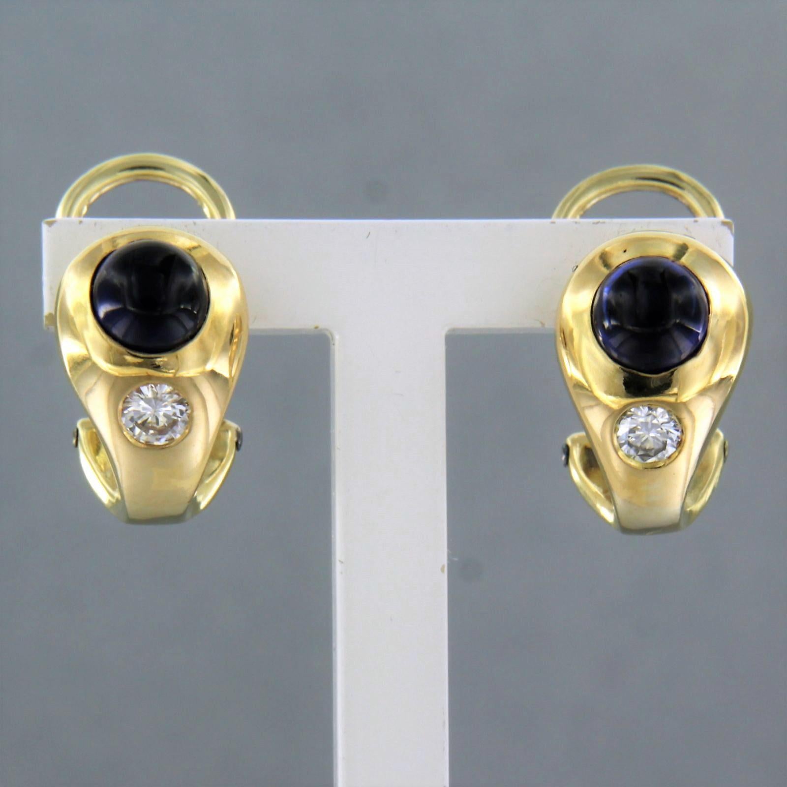 Boucles d'oreilles en or jaune 14k serties de saphir et diamant taille brillant 0.25 ct F/G VS/SI

Description détaillée :

Les boucles d'oreilles mesurent 1,3 cm de haut et 0,8 cm de large.

Poids total 7,1 grammes

set avec

- 2 x 5,0 mm saphir