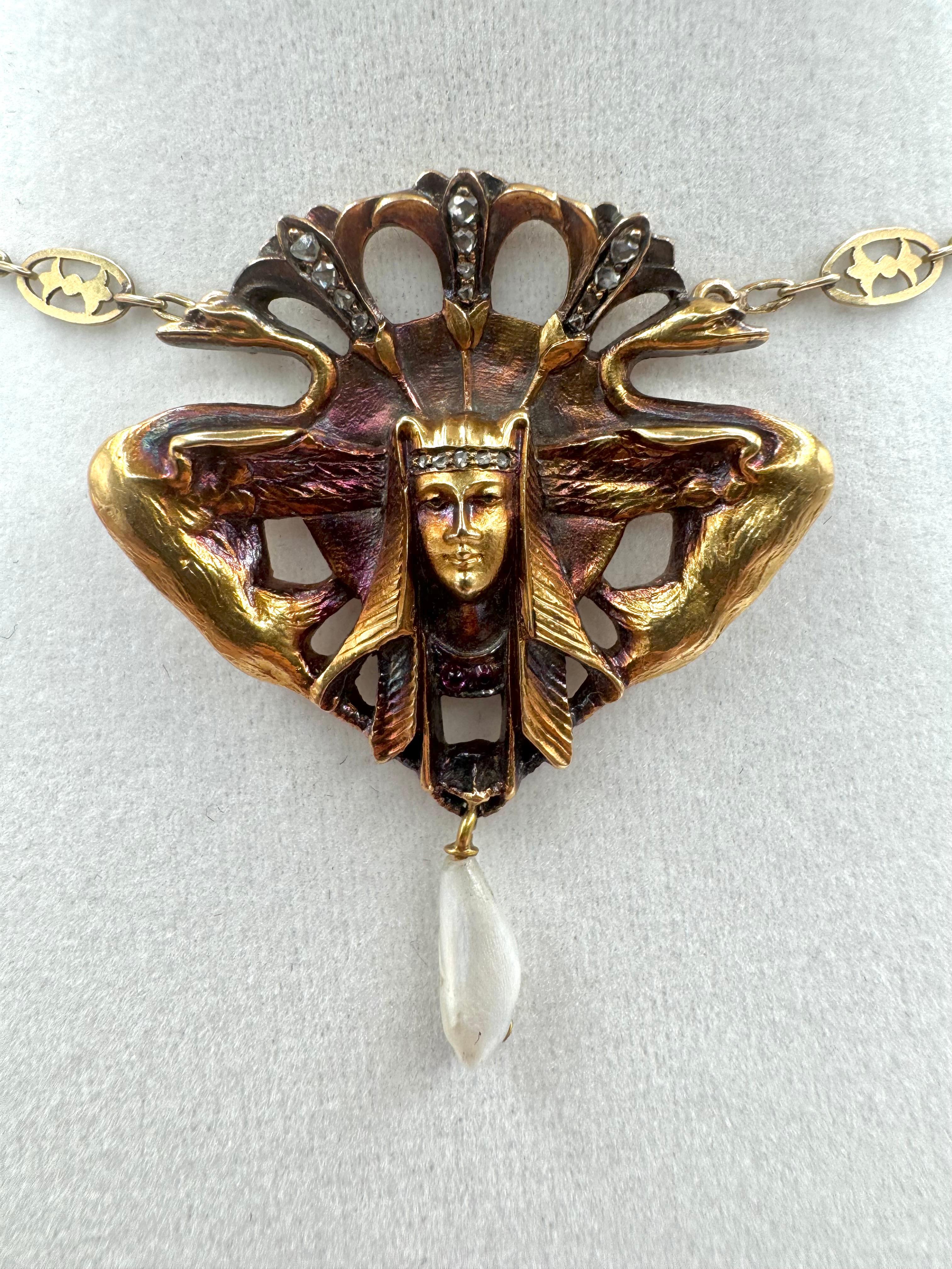 Taglio brillante 14K Yellow Gold Egyptian Revival Necklace with Pearl Drop, Rubies, and Diamonds in vendita