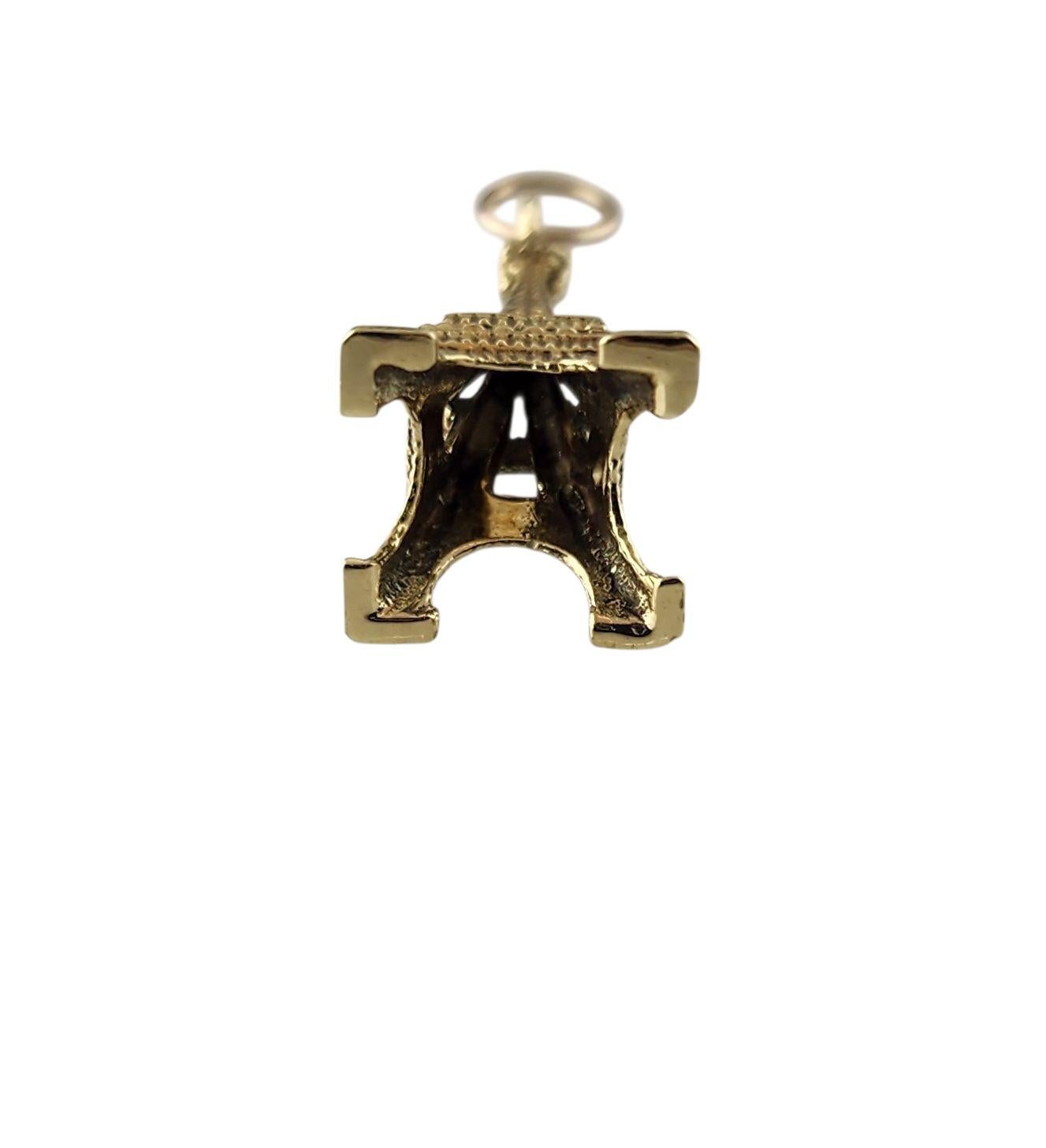 Charm Torre Eiffel in oro giallo 14k.

Se sei un inguaribile romantico, un drogato di viaggi o semplicemente ami i piccoli punti di riferimento in oro, è il mix perfetto di chic, sfacciato e brillante e aggiunge immediatamente gioia di vivere a