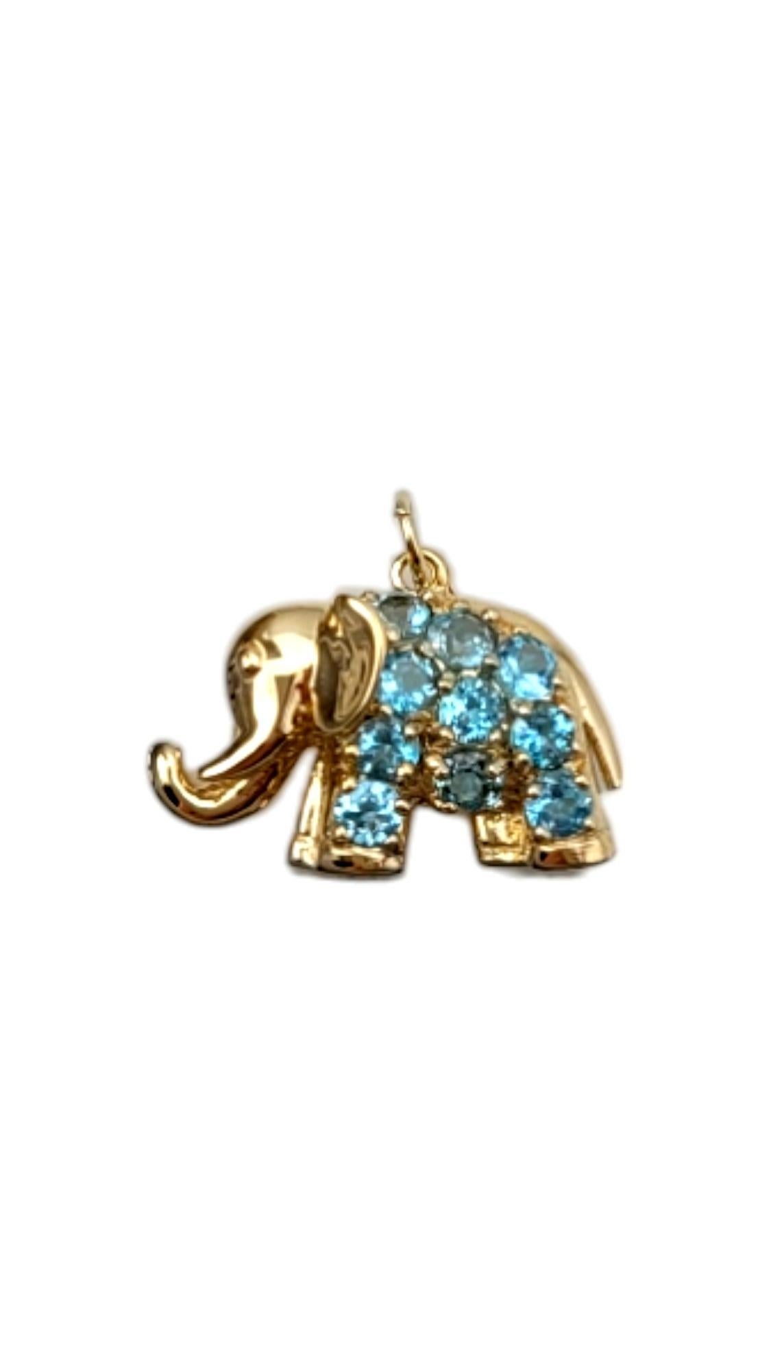 Breloque éléphant en or jaune 14 carats avec pierres bleues à facettes -

Ce charme d'éléphant en or jaune 14k est une pièce magnifiquement détaillée, accentuée par des pierres à facettes bleues vibrantes qui ajoutent une touche de couleur. Cette