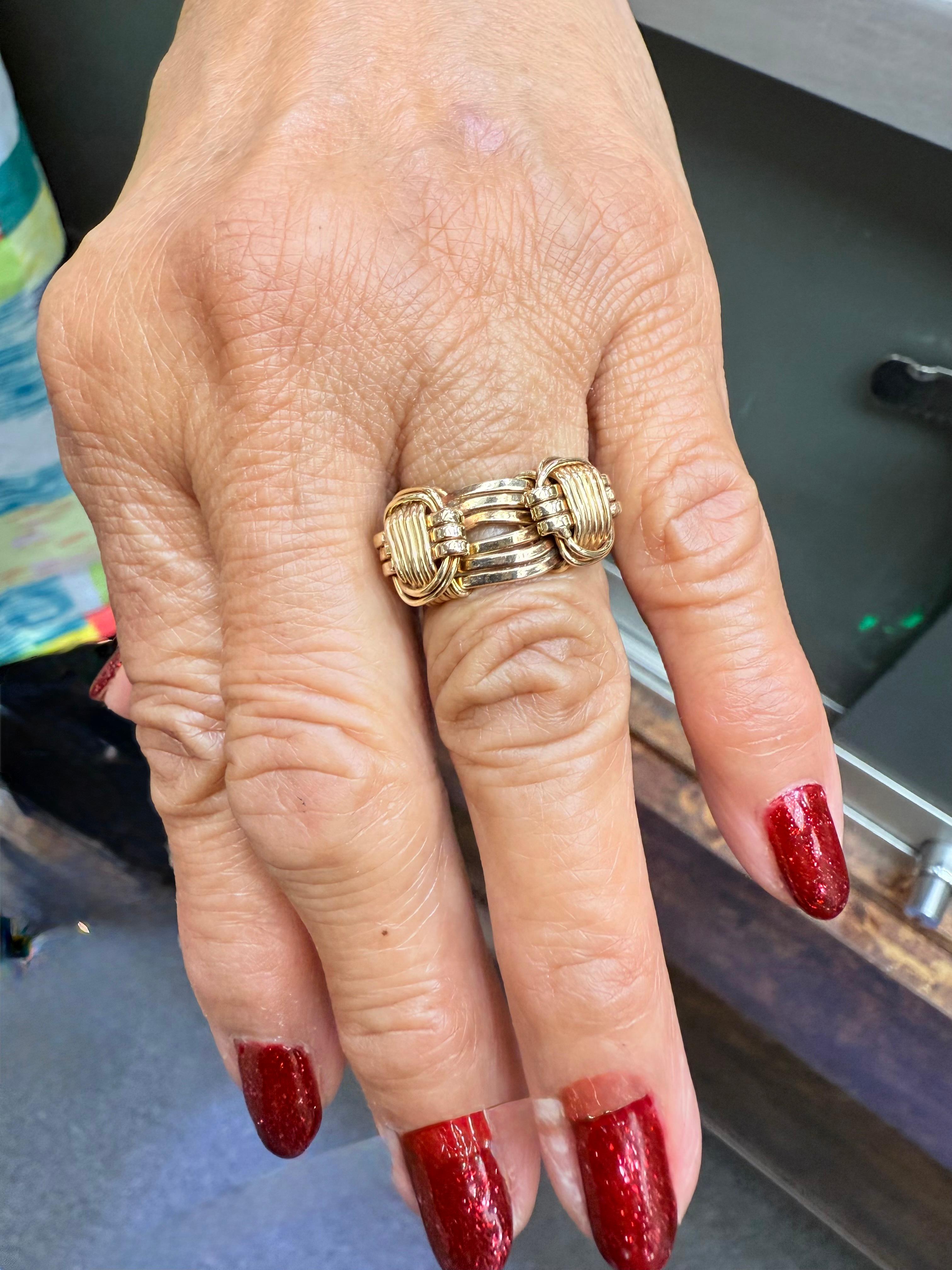 Bague en or jaune 14k à poils d'éléphant Circa 1970.

Cette bague en or jaune 14k à poils d'éléphant a été fabriquée dans les années 1970.  Et c'est une taille 5.25.   Tout était fait à la main, souple et très agréable à porter.  Nous avons vu très