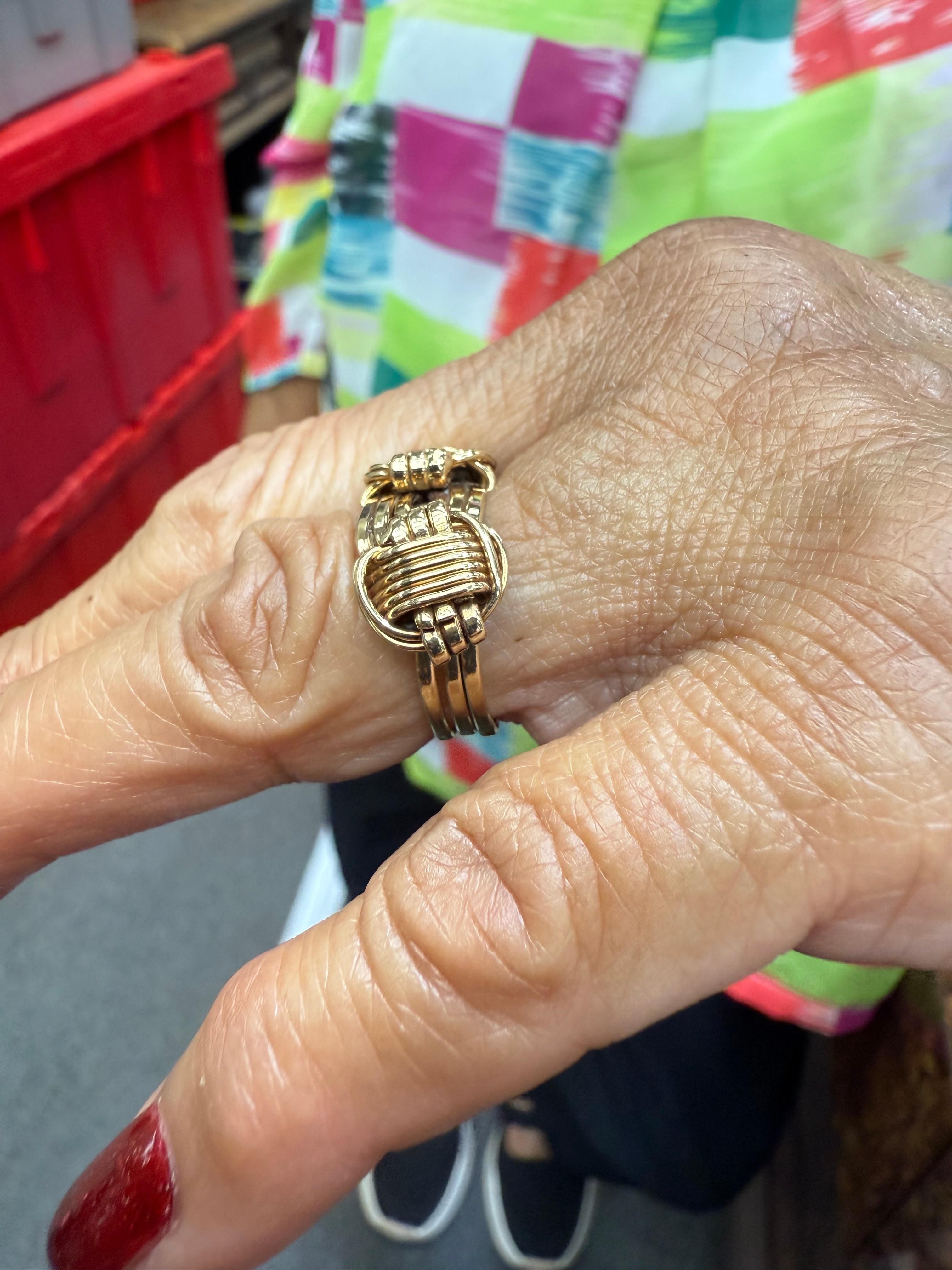 Bague en or jaune 14k cheveux d'éléphant Circa 1970 Taille 5.25 Bon état - En vente à Los Angeles, CA