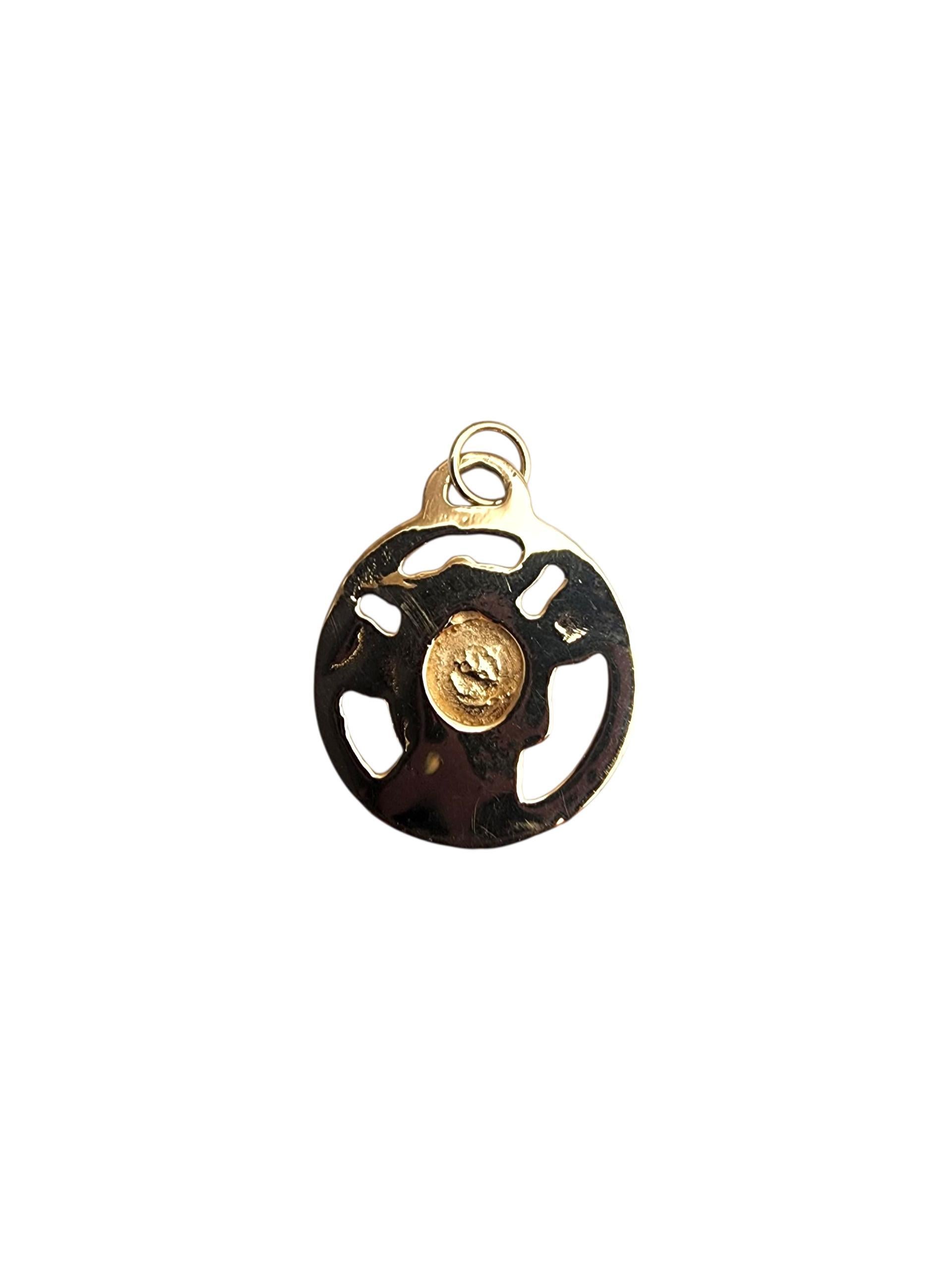 14K Gelbgold Elsie die Kuh Anhänger -

Dieser Anhänger aus 14-karätigem Gelbgold mit Elsie, der Kuh, zeigt das geliebte Maskottchen in einem charmanten Design, das Nostalgie mit feiner Handwerkskunst verbindet.

Gewicht: 4,6 gr. / 3 dwt.

Größe: