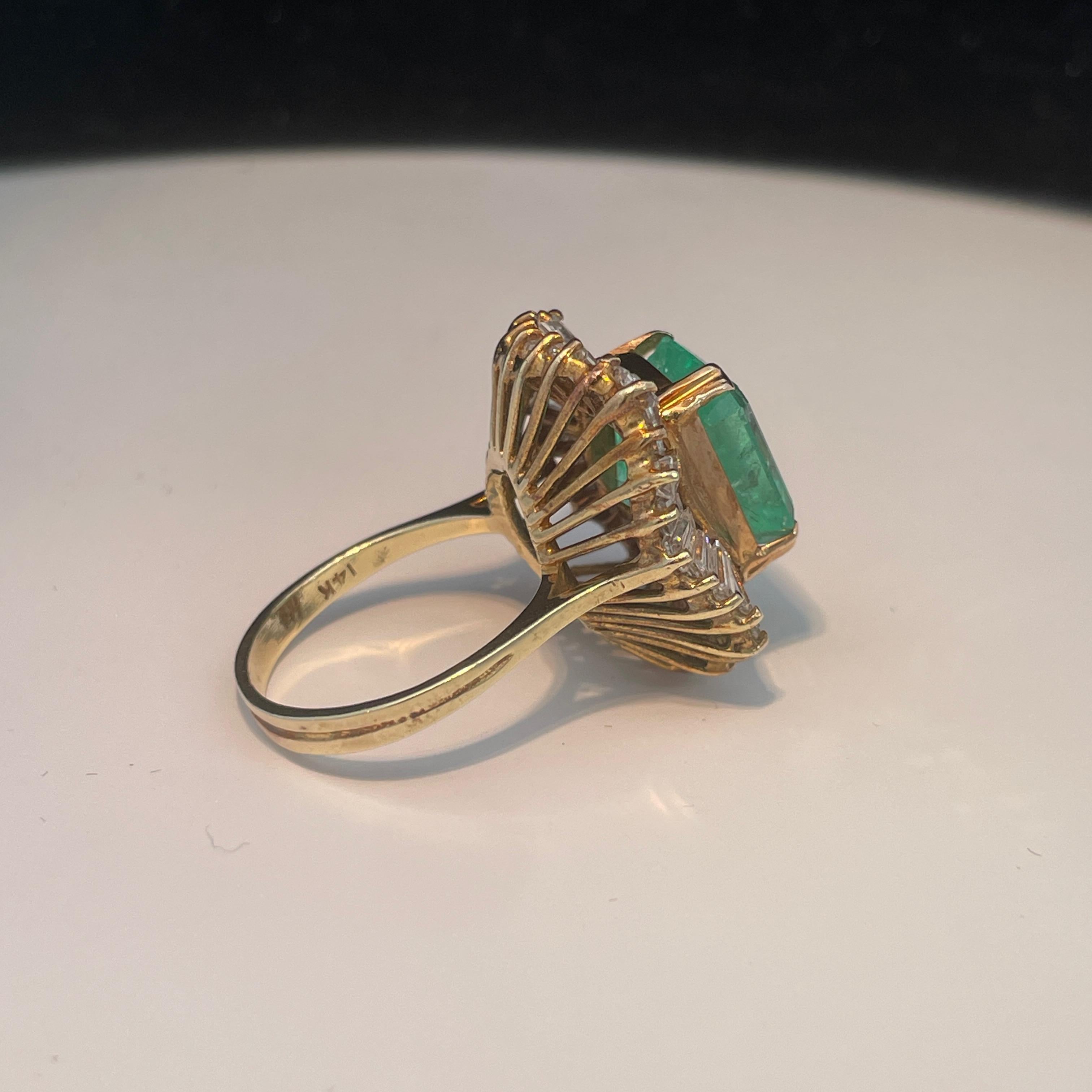 DBID#aassw58712
Découvrez la beauté exquise de notre bague Ballerina, une pièce époustouflante réalisée dans un luxueux or jaune 14k qui rayonne d'élégance et de sophistication. Au cœur de la bague se trouve une émeraude colombienne époustouflante