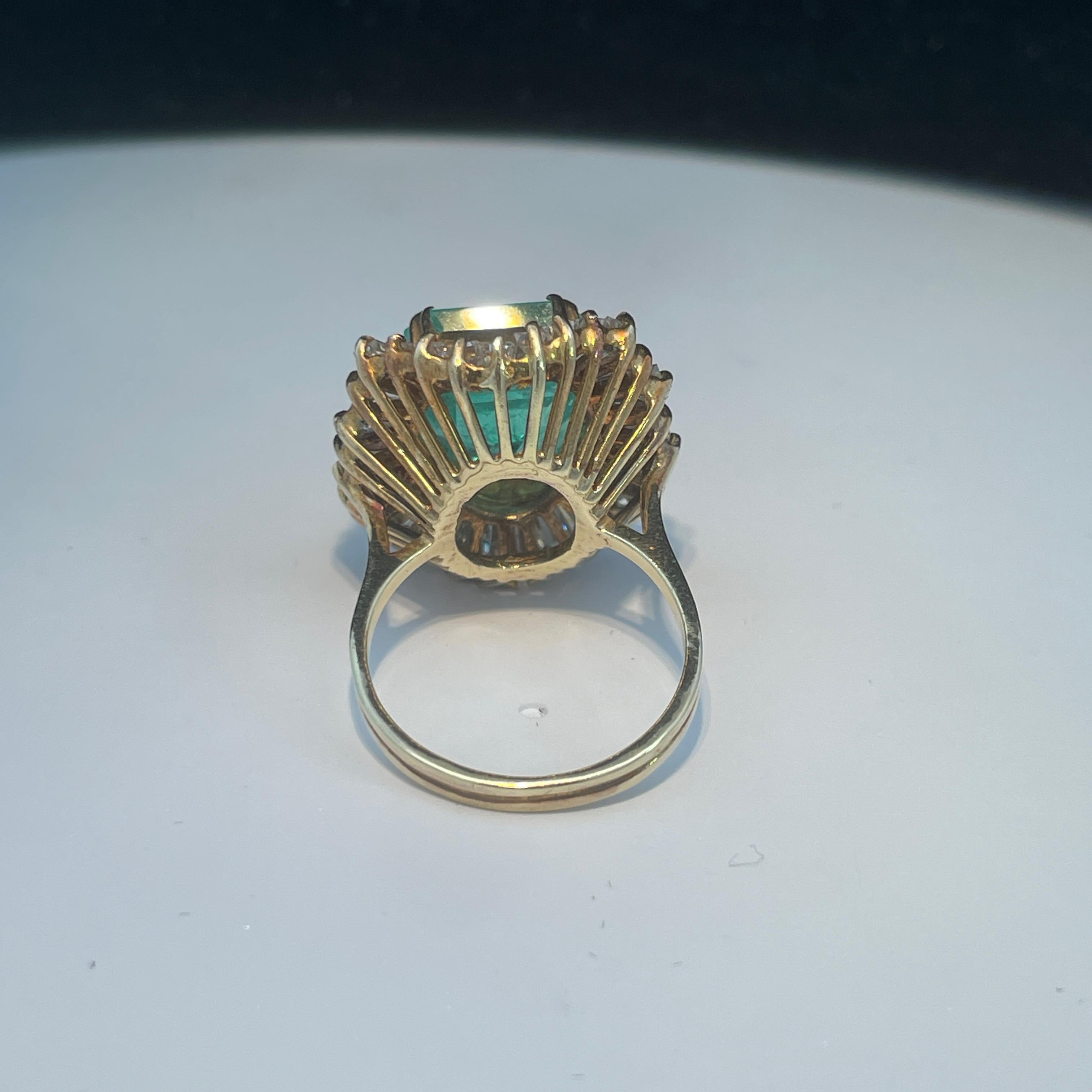 Taille émeraude Bague ballerine en or jaune 14 carats, émeraude et diamants en vente