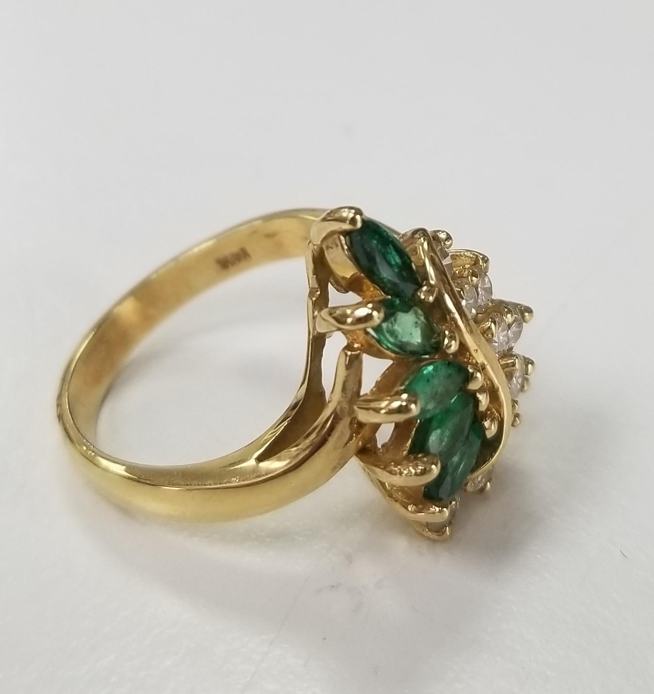14 Karat Gelbgold Smaragd und Diamant Cluster Ring (Marquiseschliff)