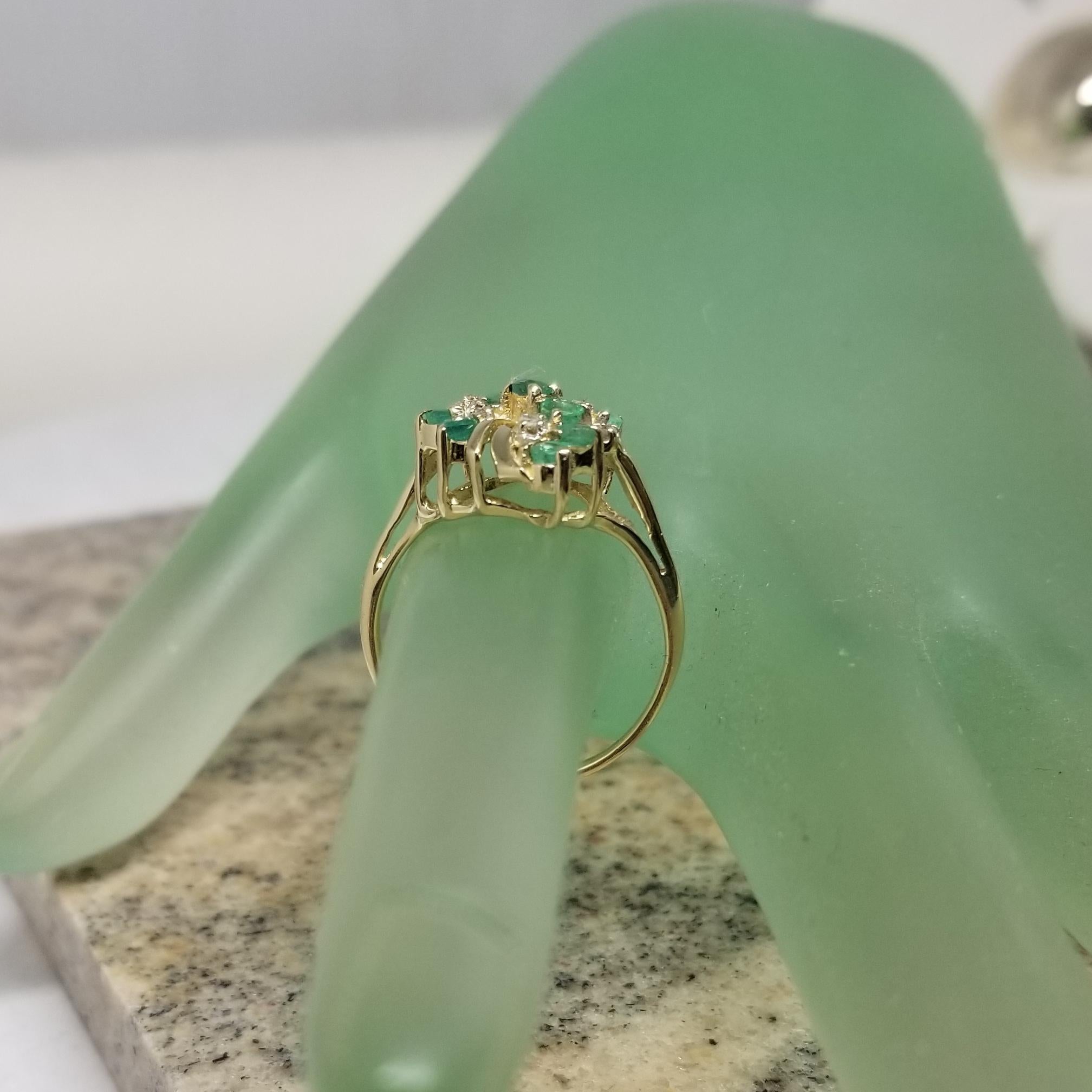 14k Yellow Gold Emerald and Diamond Cluster Ring In Excellent Condition For Sale In Los Angeles, CA