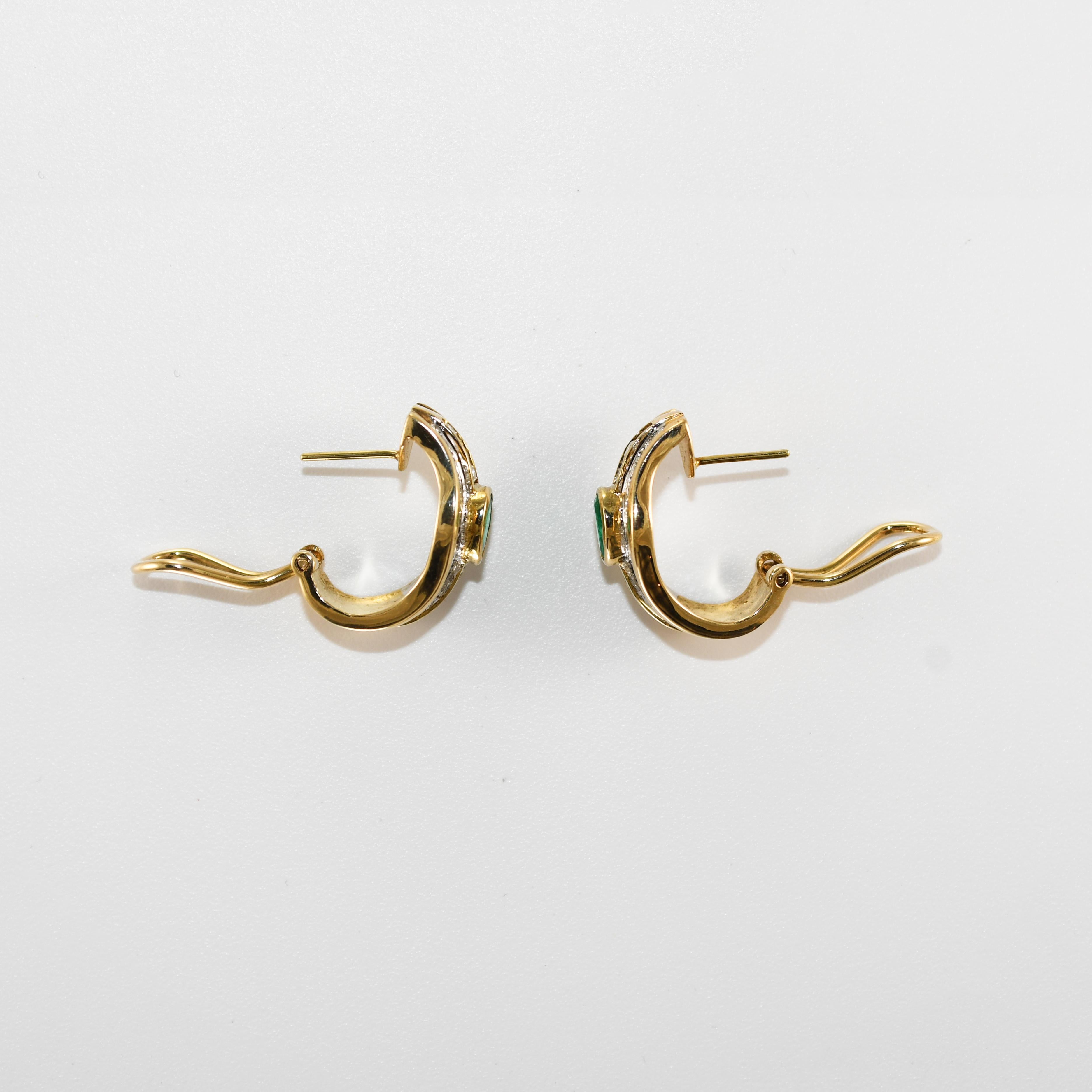 Boucles d'oreilles pour dames en émeraude et diamant, montées sur or jaune 14k.
Estampillé 14k et pèse 9,7 grammes en poids brut.
Les émeraudes naturelles sont de forme ovale, .76 carats au total, belle couleur, mais beaucoup d'inclusions.
Sur les