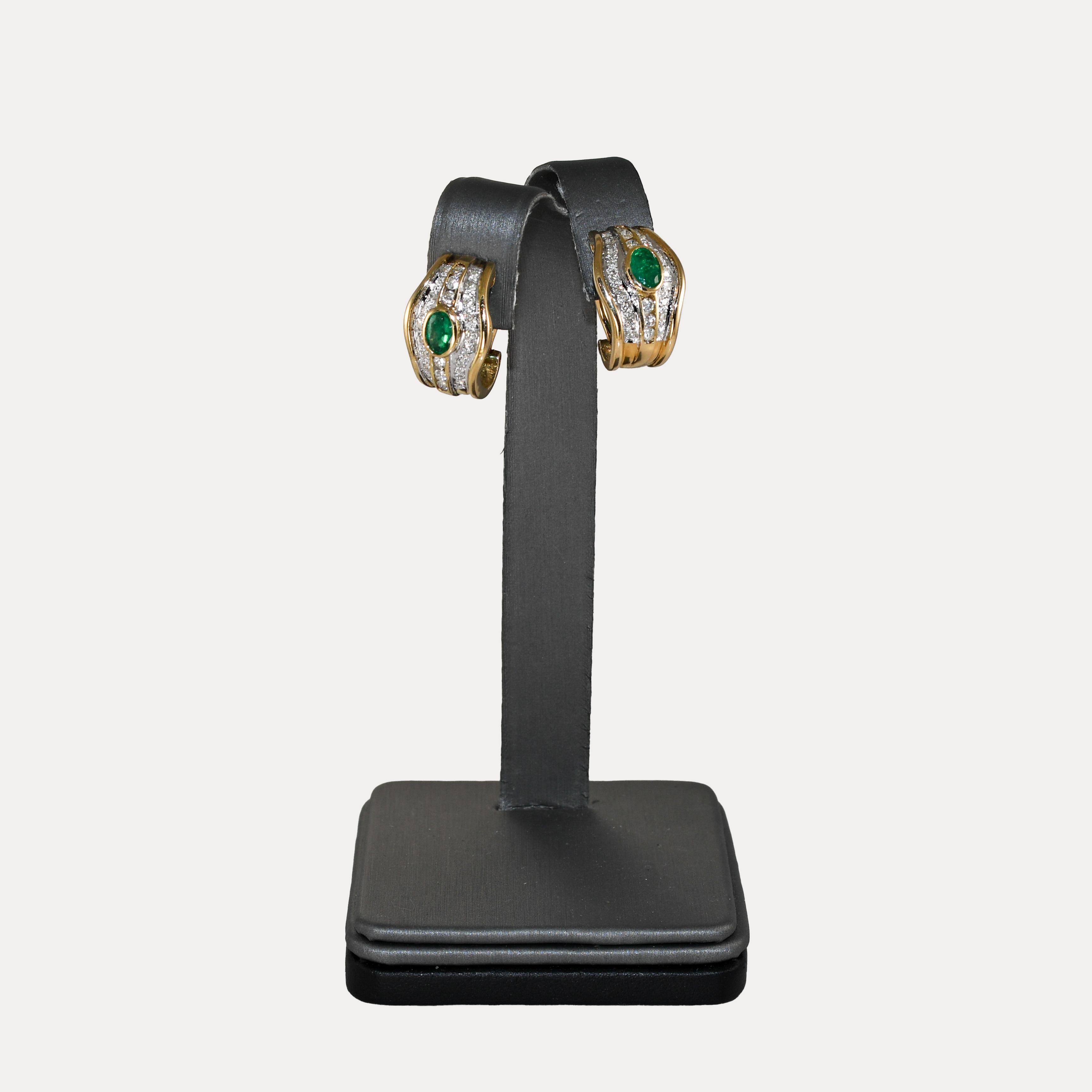 Taille ovale Boucles d'oreilles en or jaune 14 carats avec émeraudes et diamants 9,7 g en vente