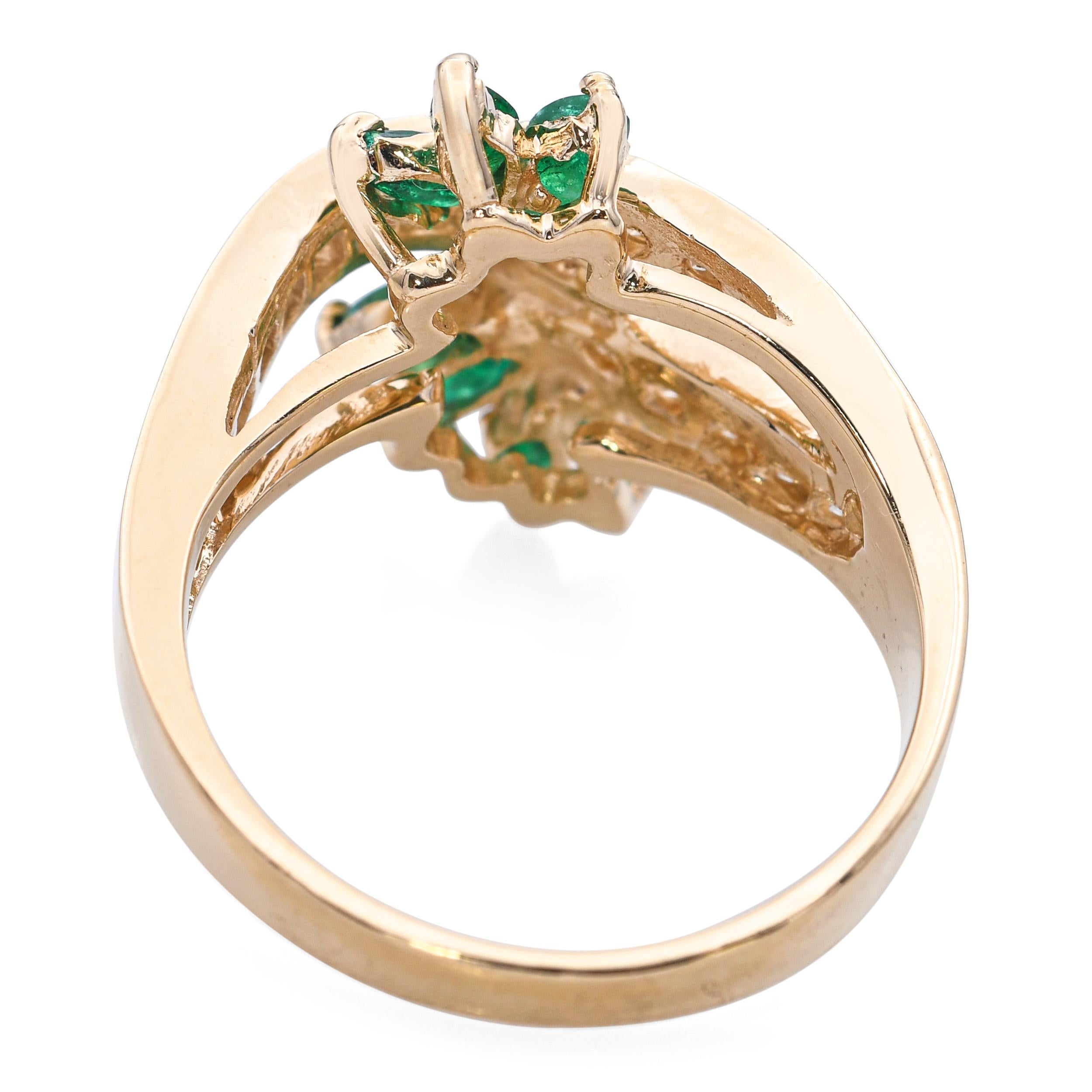 Bague entrelacée en or jaune 14k avec émeraudes et diamants en vente 1