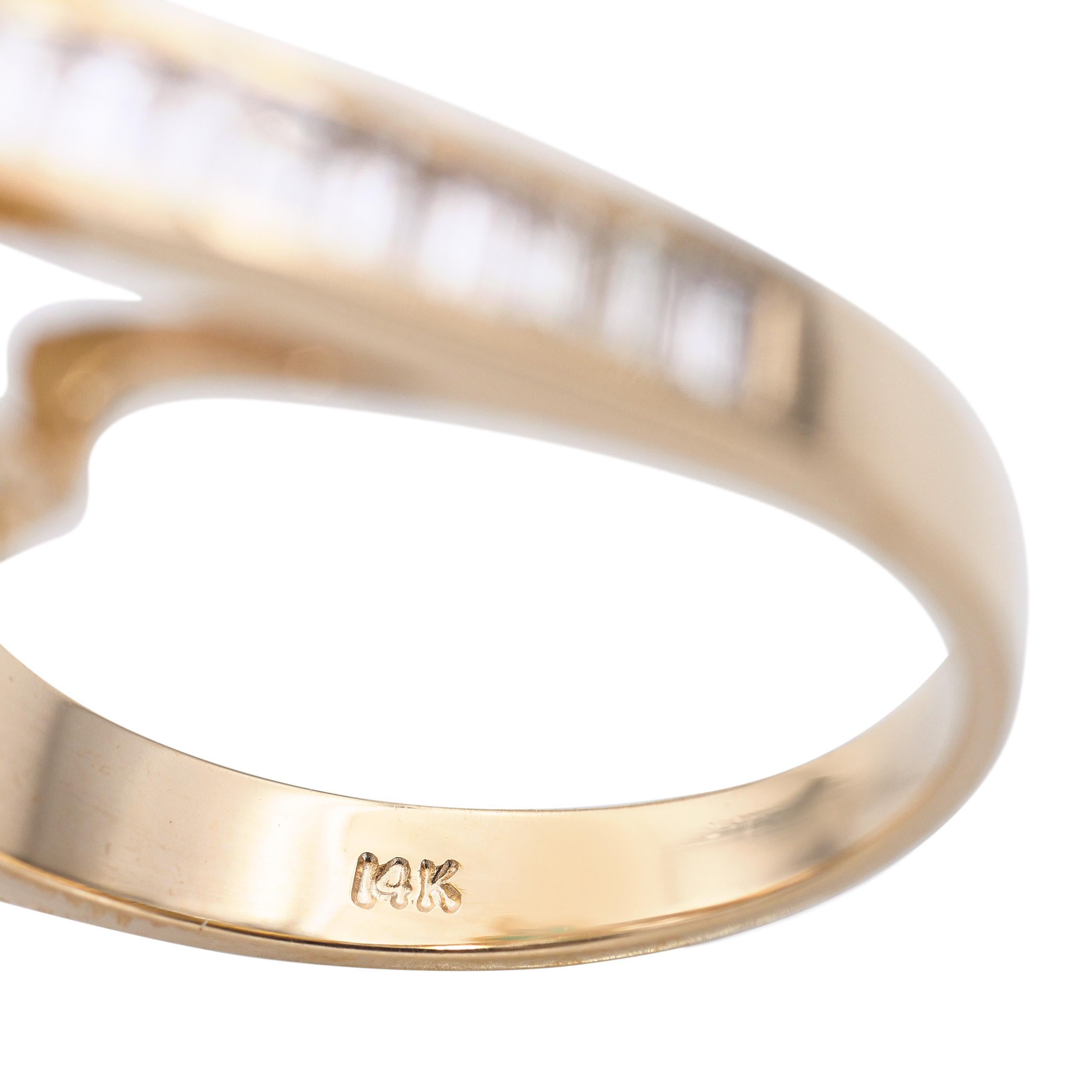 Bague entrelacée en or jaune 14k avec émeraudes et diamants en vente 2