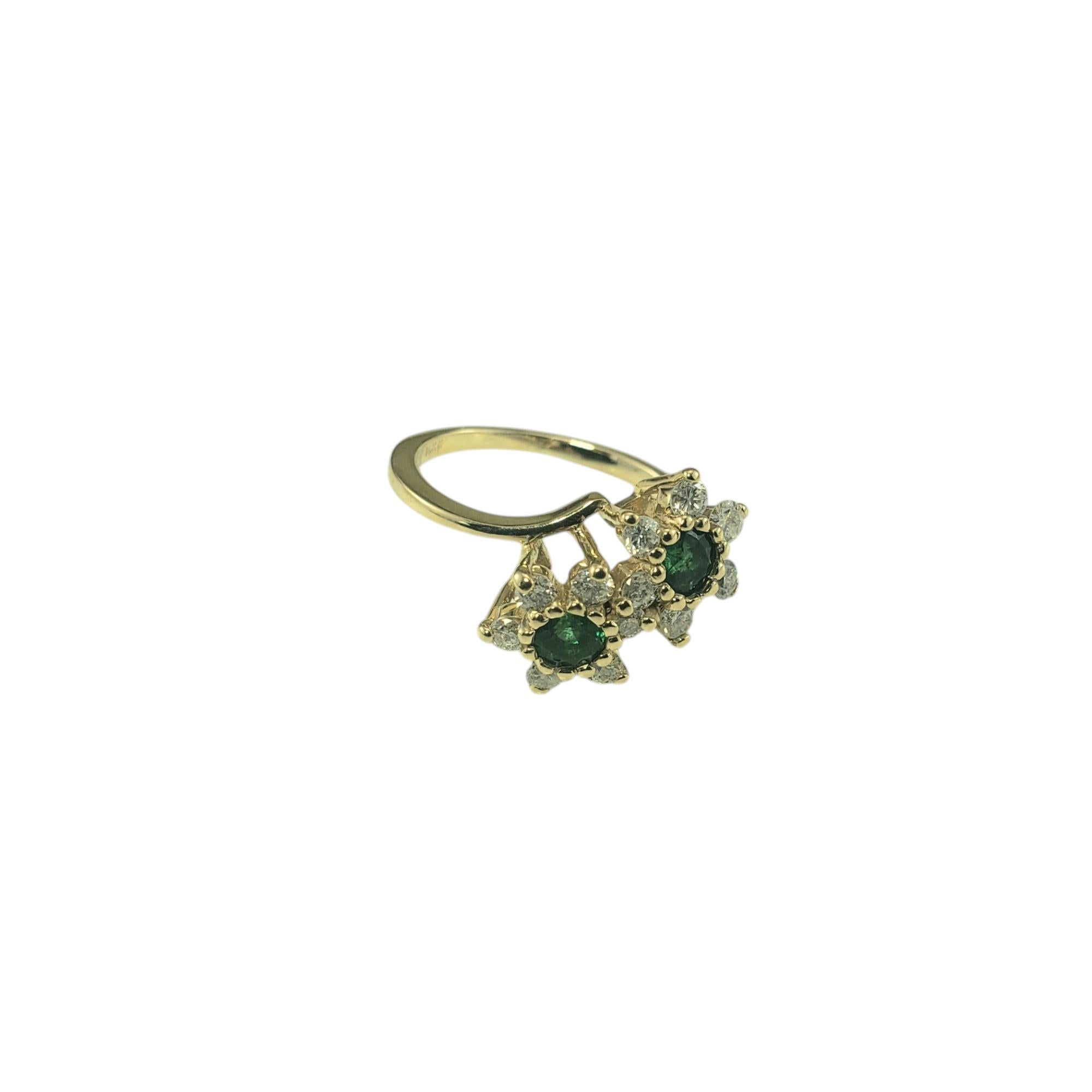 Bague fleur en or jaune 14 carats émeraude et diamant taille 5.5 JAGi Certified-

Cette magnifique bague présente deux émeraudes naturelles de taille ronde et 12 diamants ronds de taille brillante sertis dans de l'or jaune 14K classique.

Largeur :