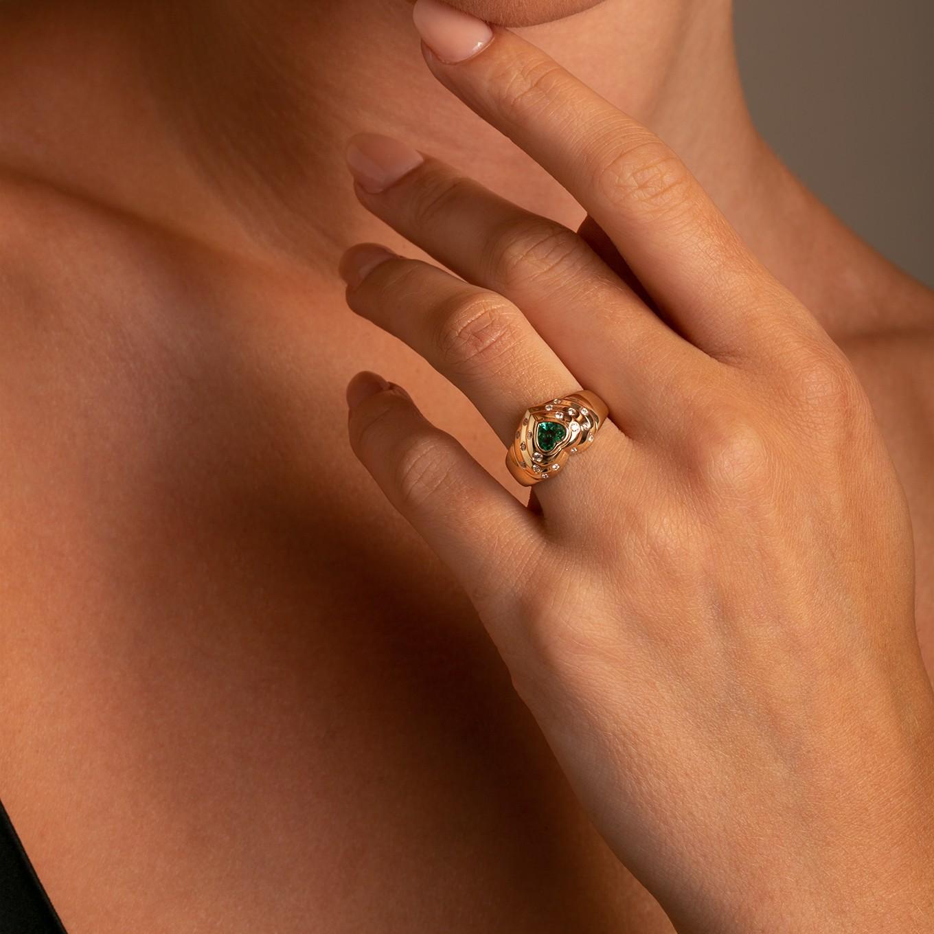 14k Gelbgold Herzring mit Smaragd und Diamant im Zustand „Neu“ im Angebot in New York City, NY