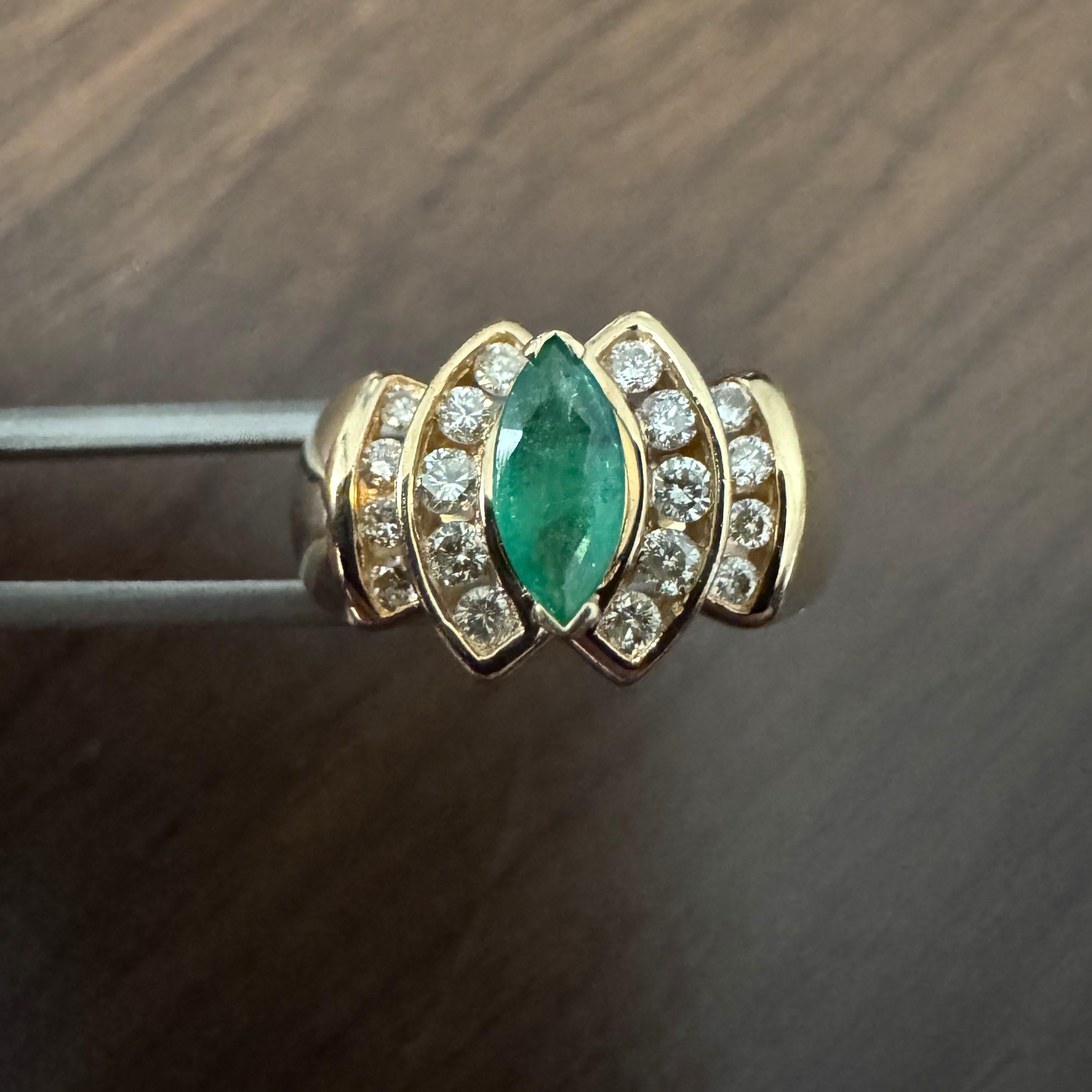 Zustand:  Ausgezeichneter Condit, Professionell gereinigt und poliert
Metall: 14k Gold (markiert und professionell getestet)
Gewicht: 6,6 g
Edelstein:  Marquiseschliff Smaragd 7,5 mm x 4 mm
Diamanten:  Natürliche Diamanten im Rundschliff 0,50cttw 