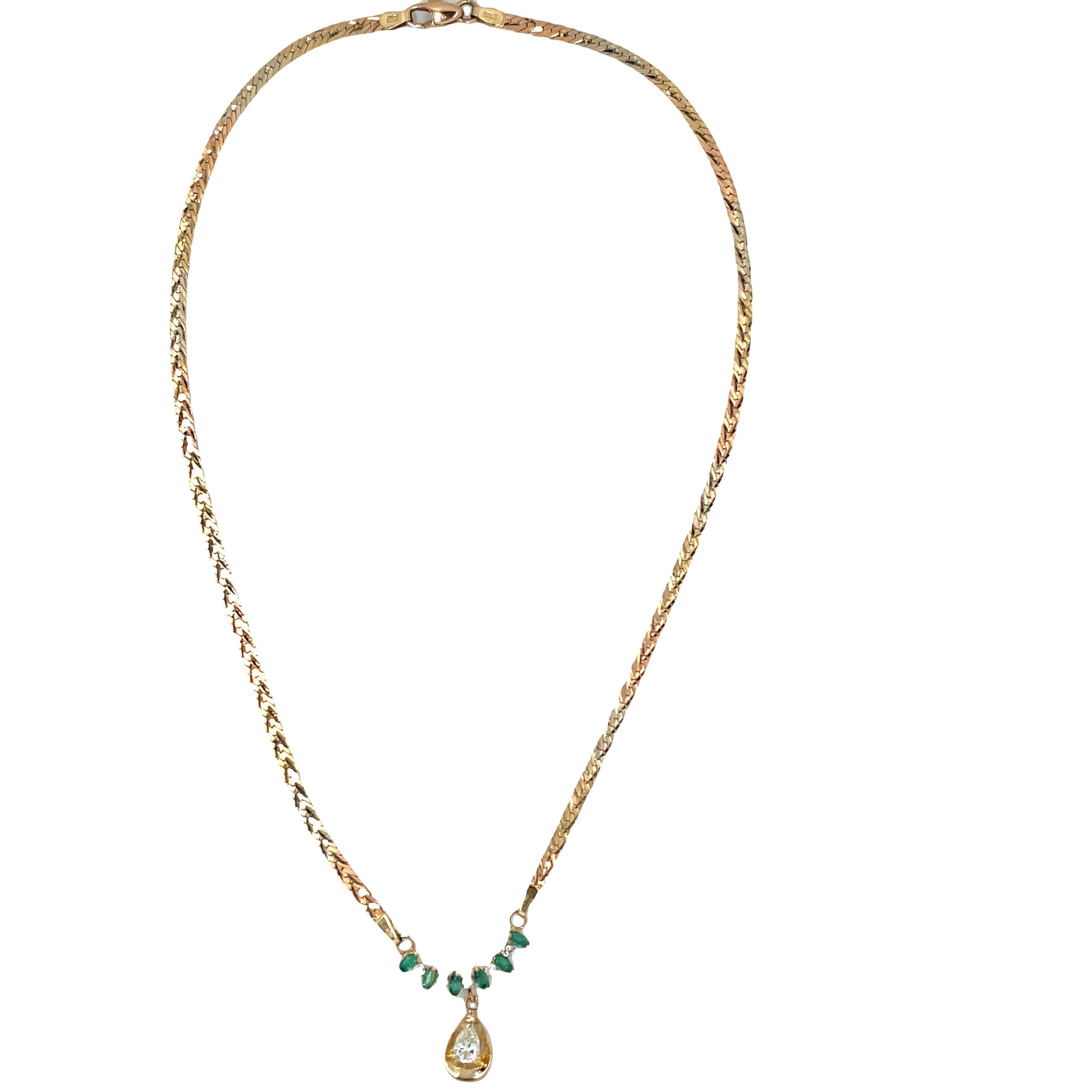 Taglio a goccia Collana con smeraldo a forma di pera e diamanti pendenti in oro giallo 14 carati in vendita