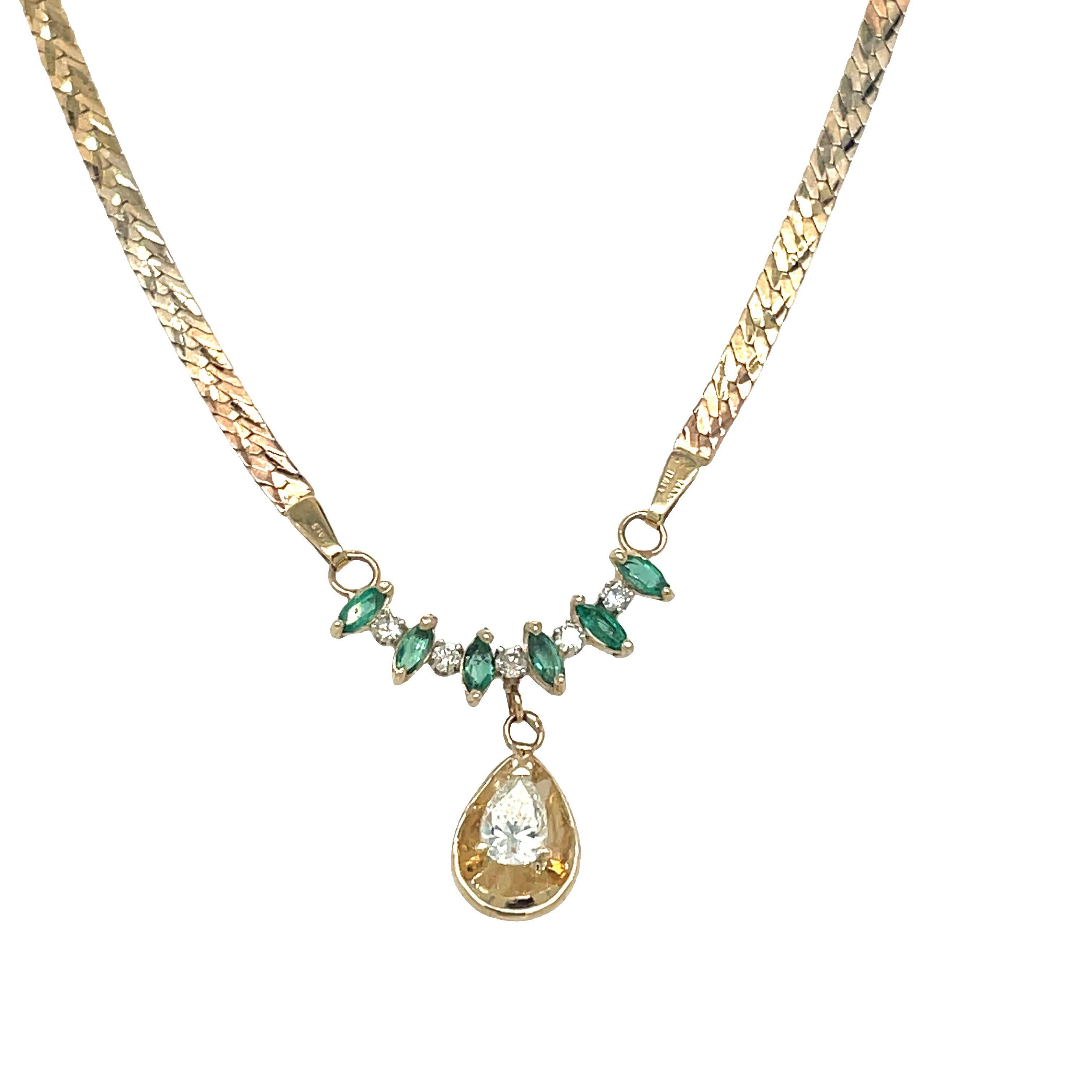 Collana con smeraldo a forma di pera e diamanti pendenti in oro giallo 14 carati In condizioni ottime in vendita a beverly hills, CA