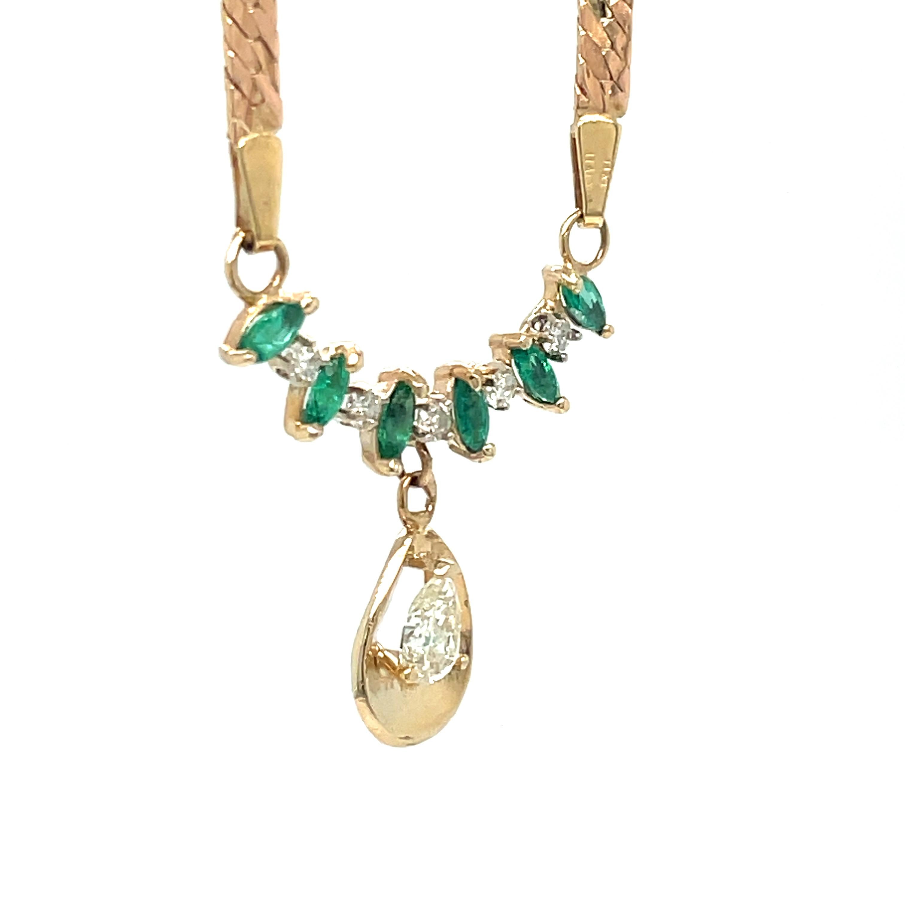 Donna Collana con smeraldo a forma di pera e diamanti pendenti in oro giallo 14 carati in vendita