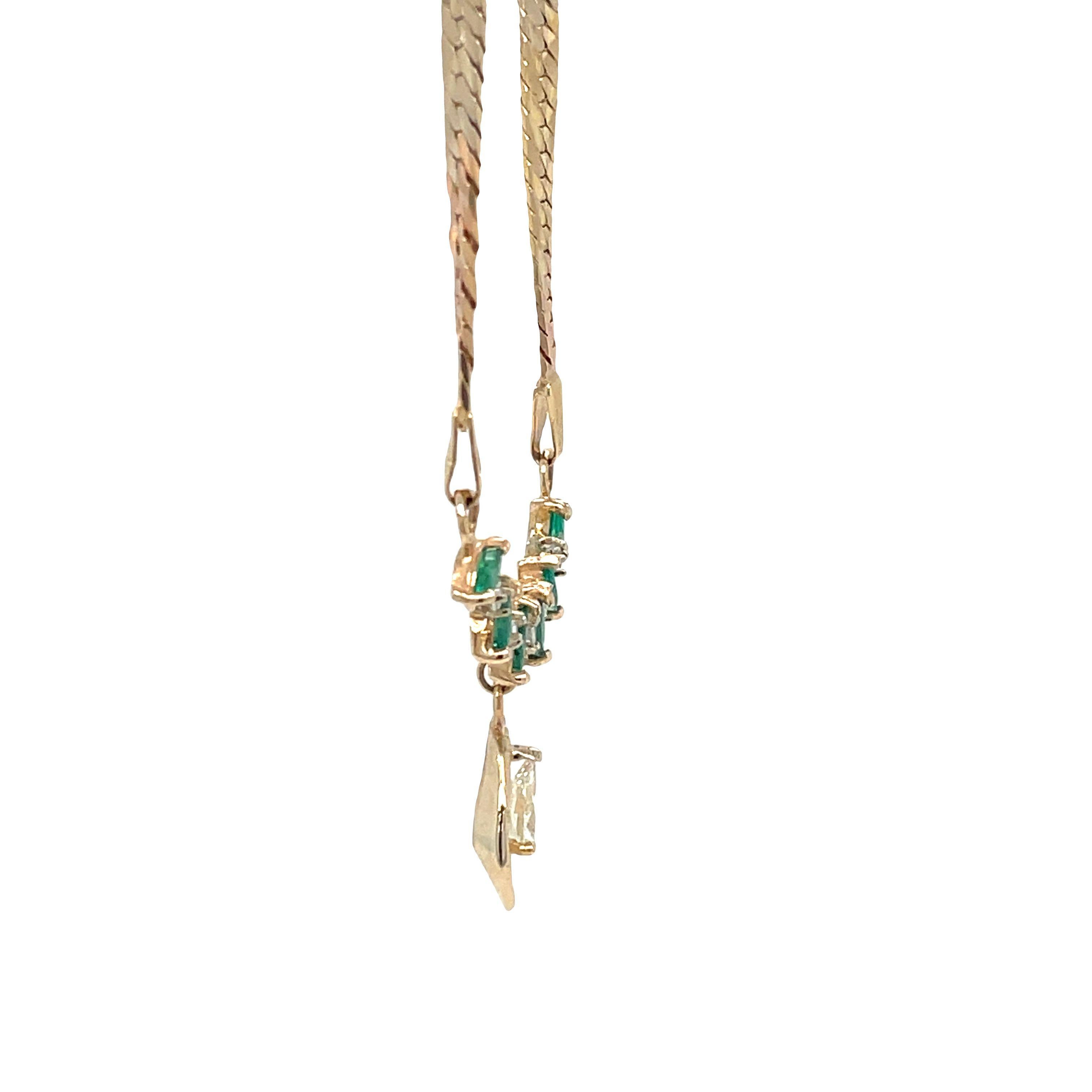 Collana con smeraldo a forma di pera e diamanti pendenti in oro giallo 14 carati in vendita 1