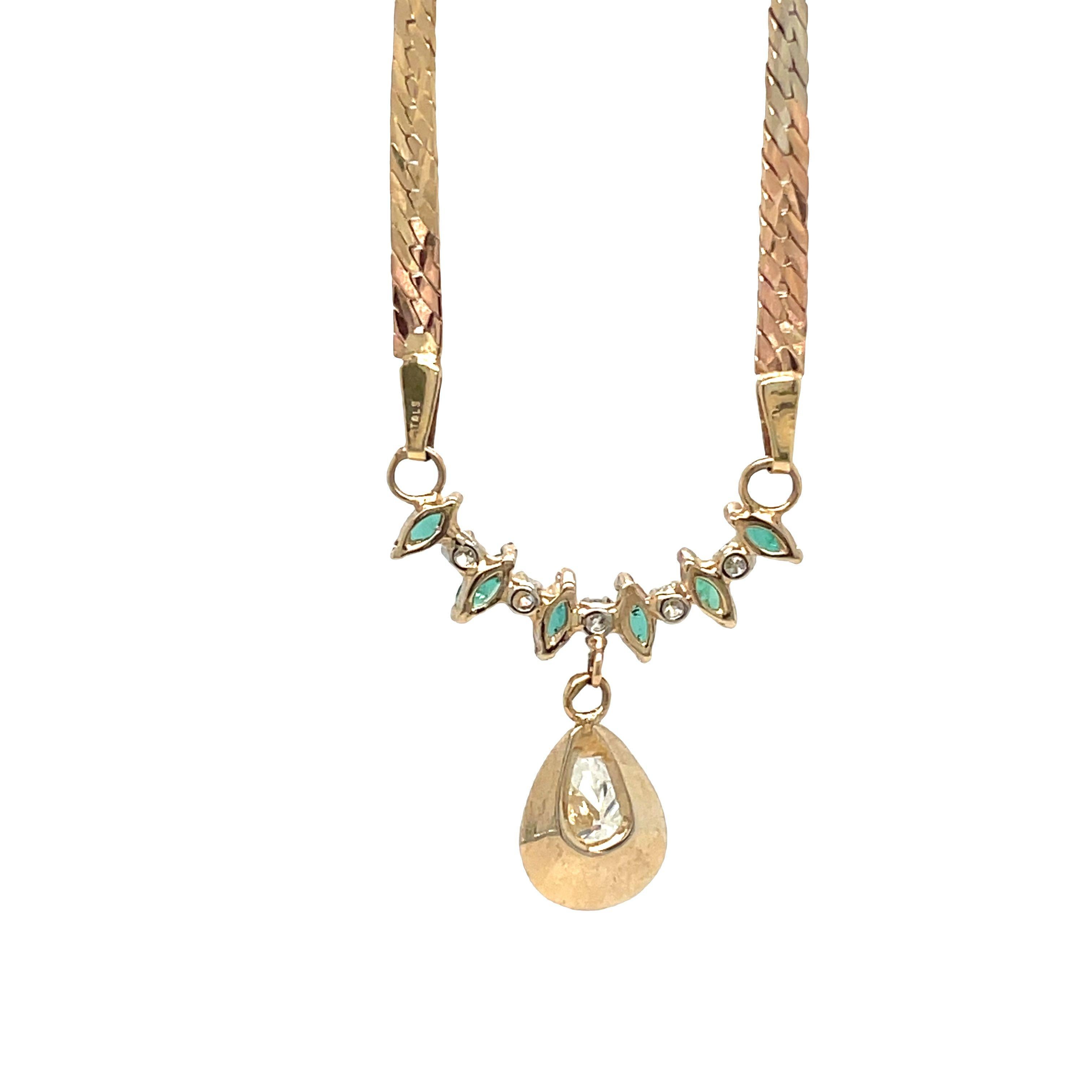 Collana con smeraldo a forma di pera e diamanti pendenti in oro giallo 14 carati in vendita 2