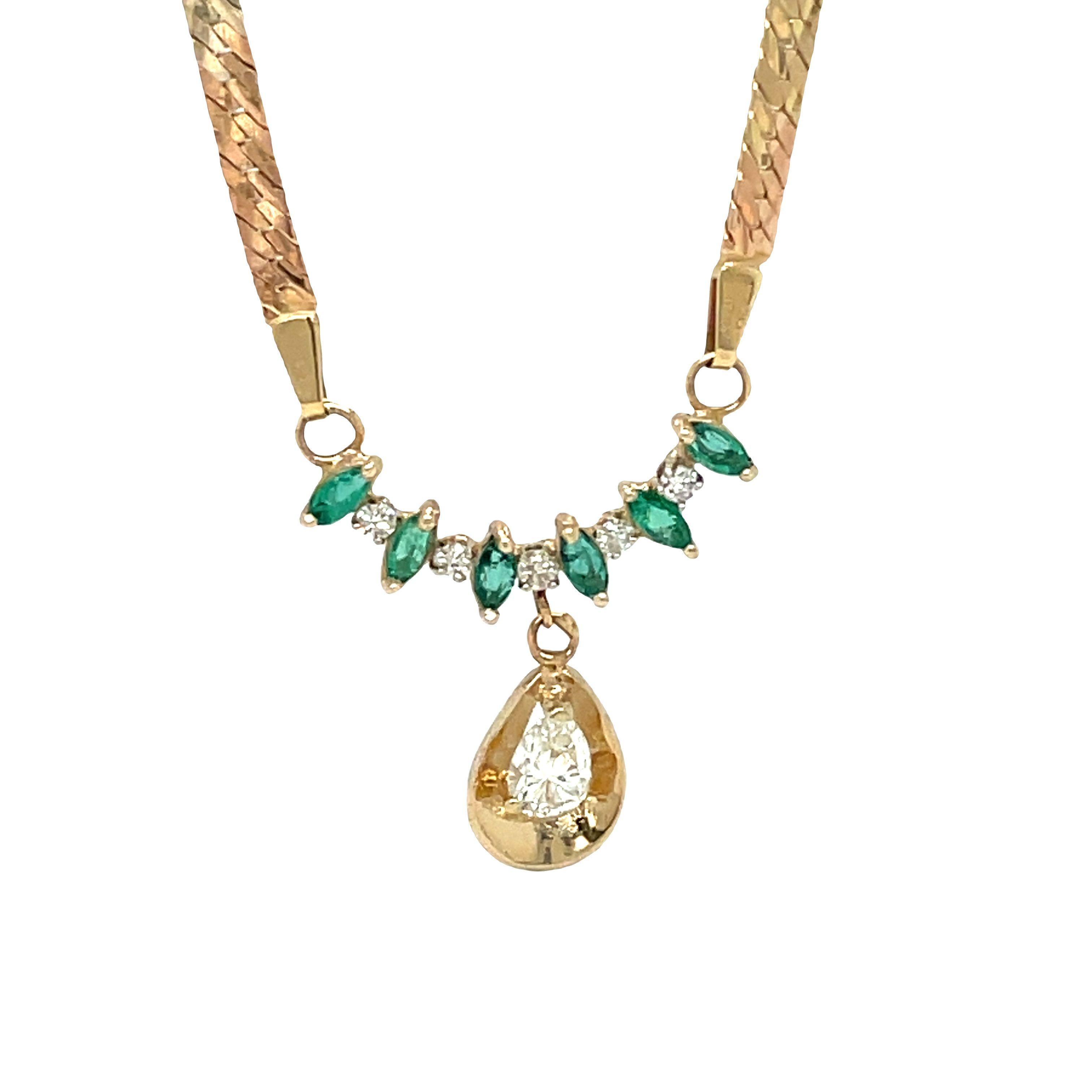 Collana con smeraldo a forma di pera e diamanti pendenti in oro giallo 14 carati in vendita 3