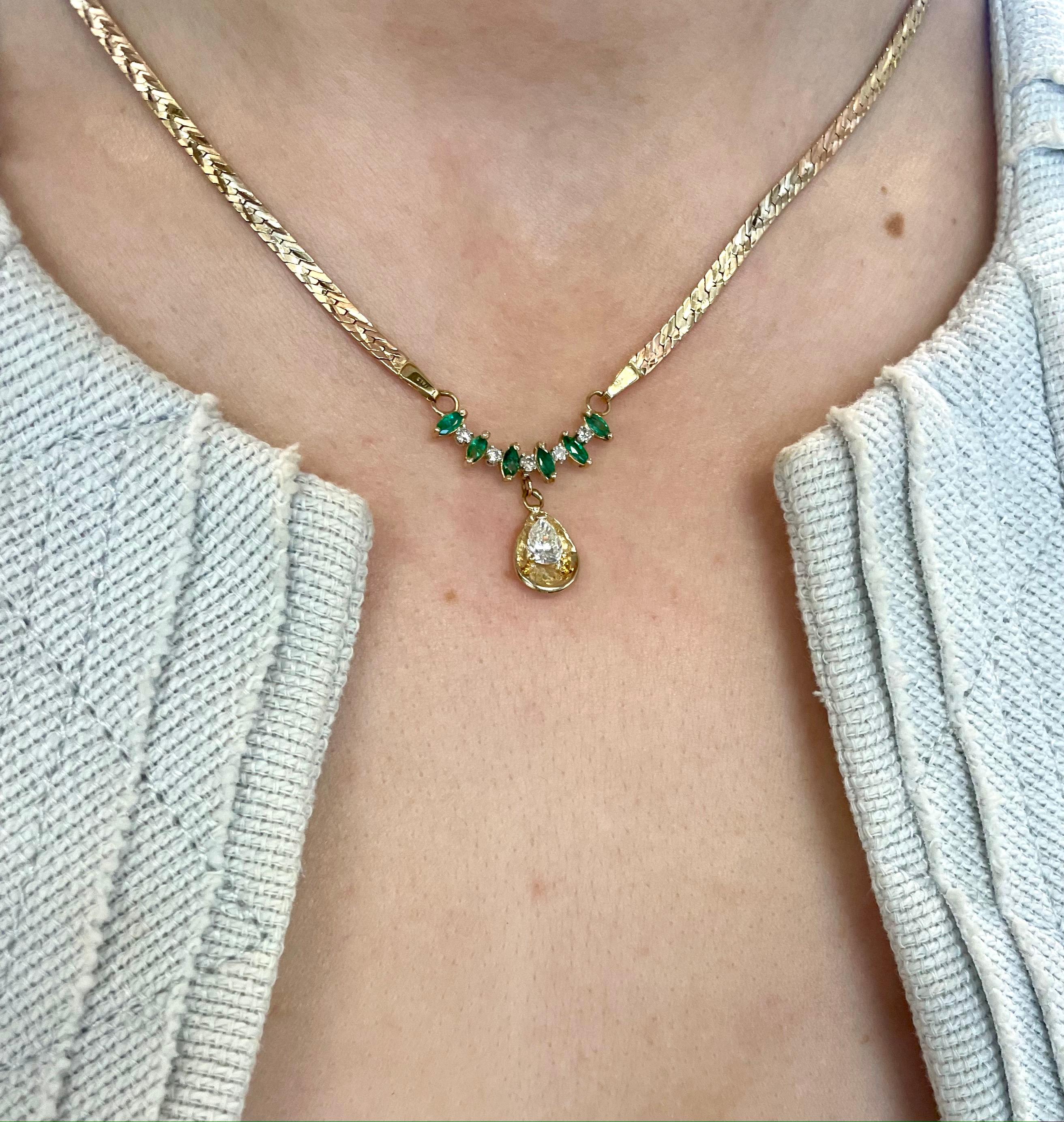 Collana con smeraldo a forma di pera e diamanti pendenti in oro giallo 14 carati in vendita 4