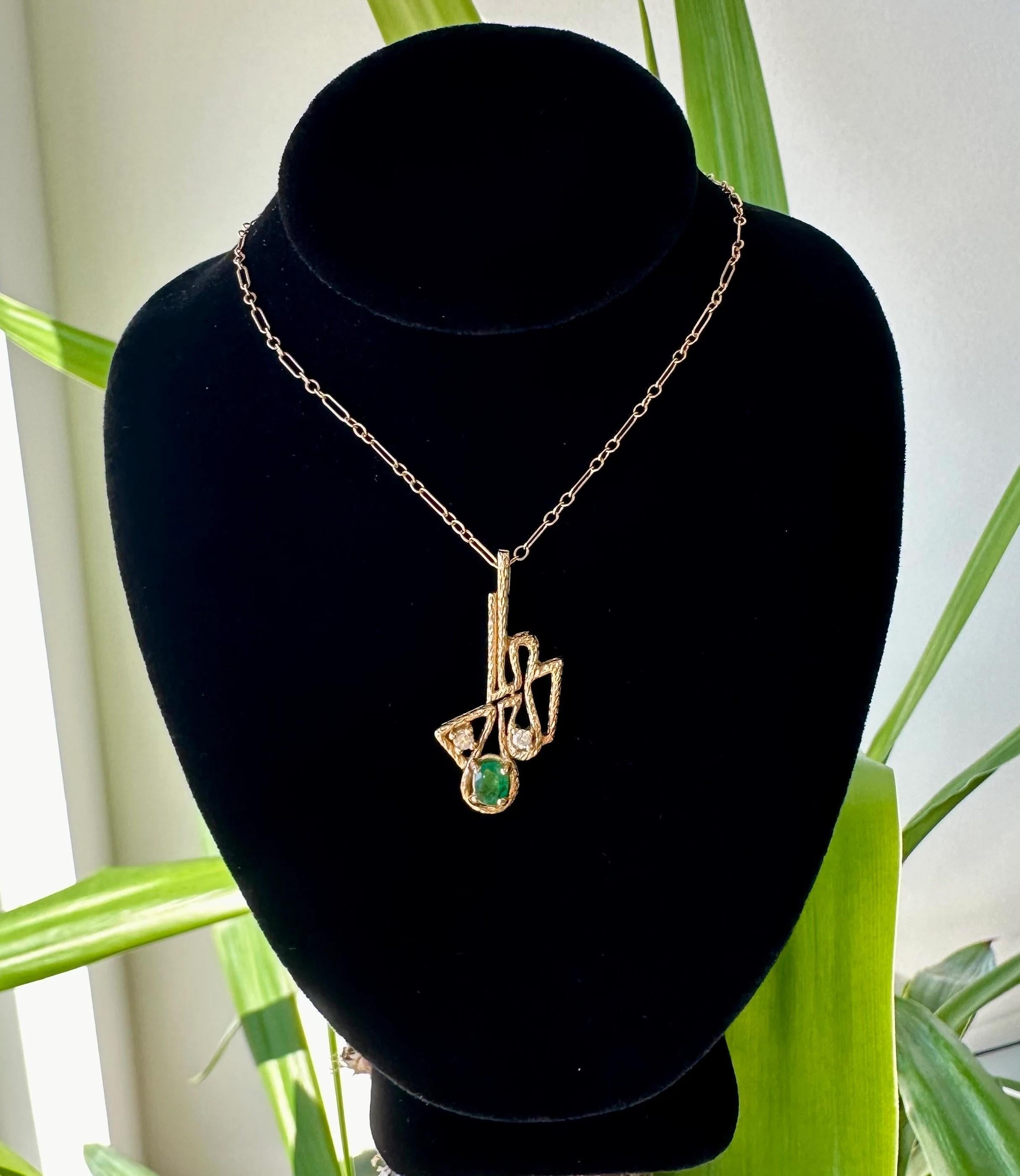 Taille ovale Collier pendentif en or jaune 14 carats avec émeraudes et diamants en vente