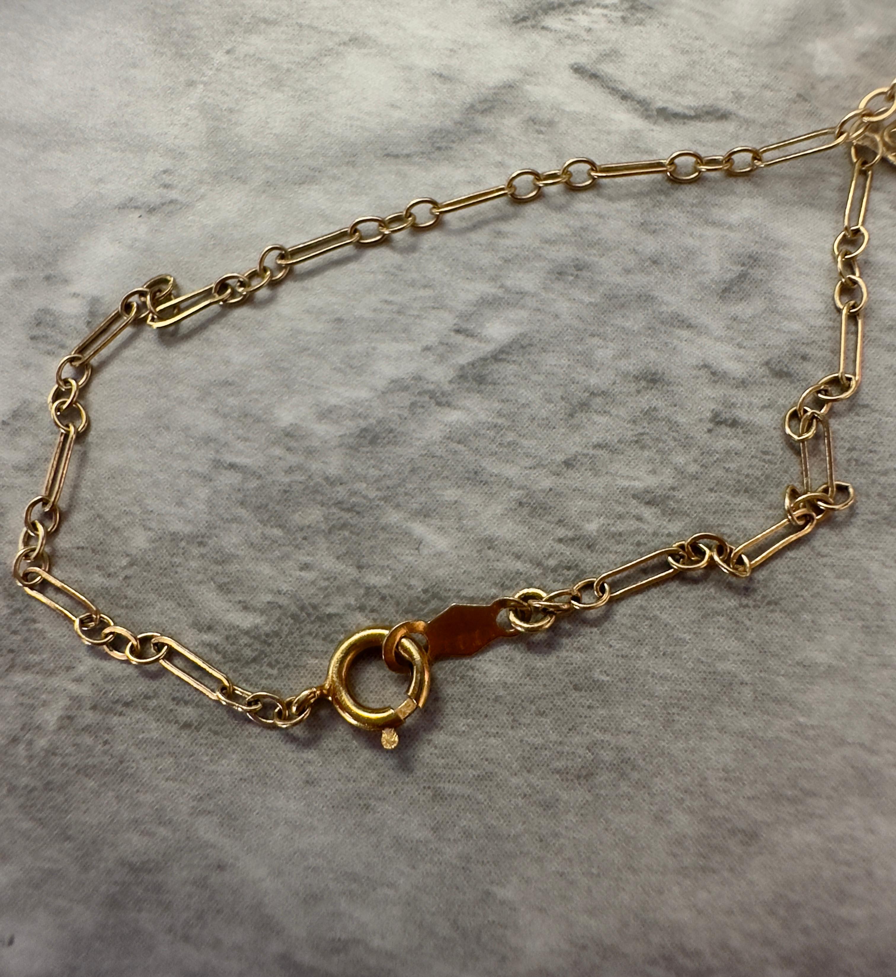 Collier pendentif en or jaune 14 carats avec émeraudes et diamants en vente 1
