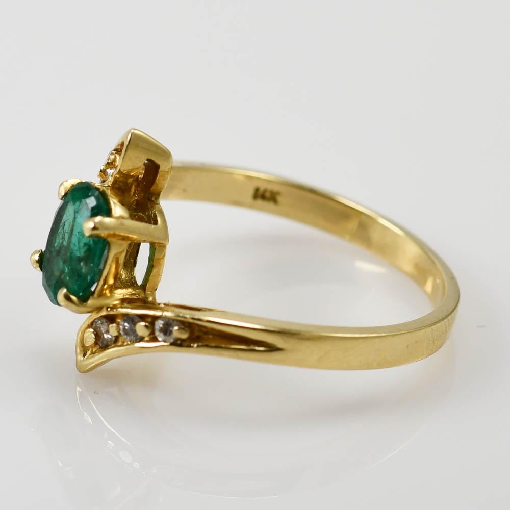 14K Yellow Gold Emerald and Diamond Ring 2.9g In Excellent Condition In Laguna Beach, CA
