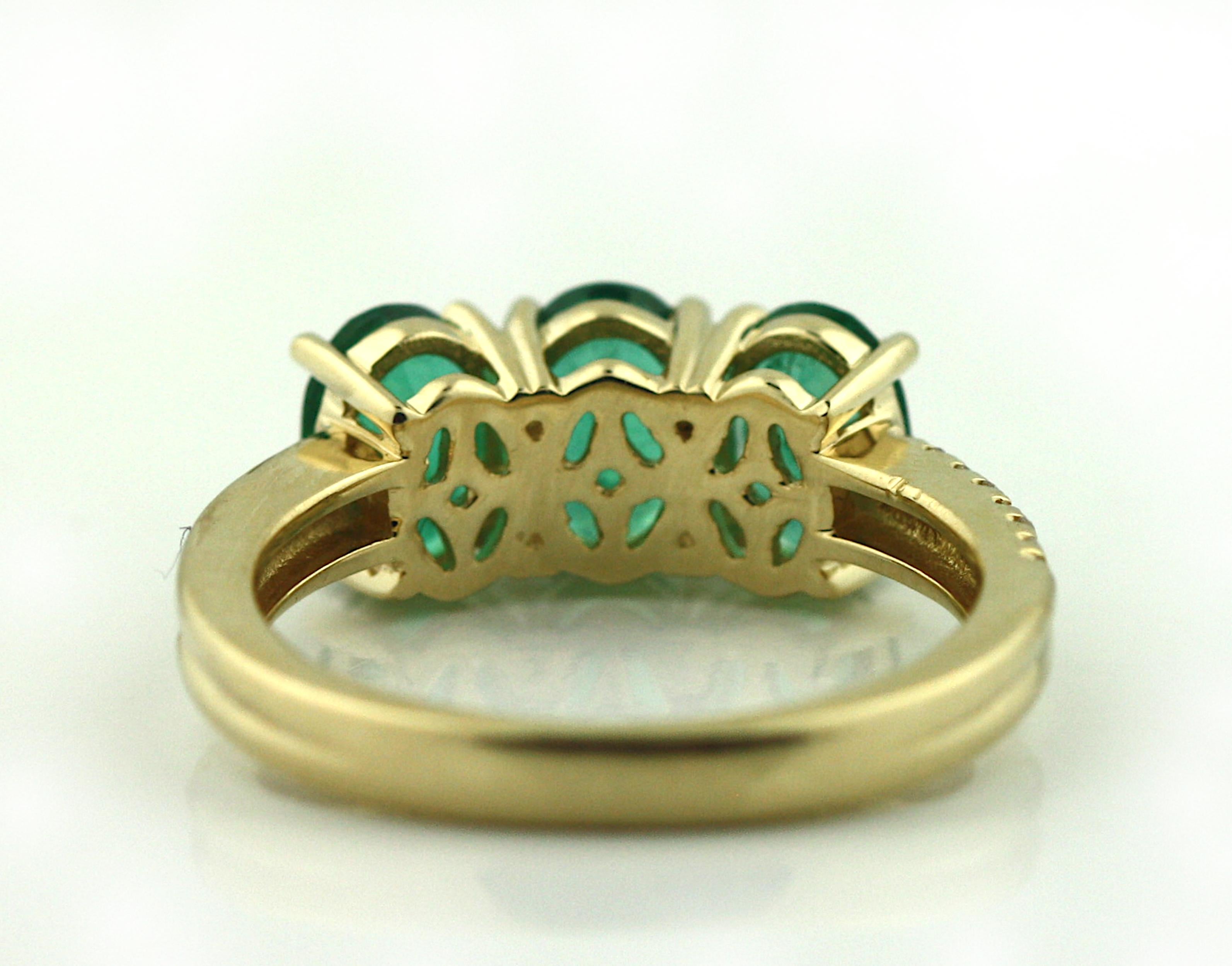 14K Yellow Gold Emerald and Diamond Ring In Good Condition In Palm Beach, FL