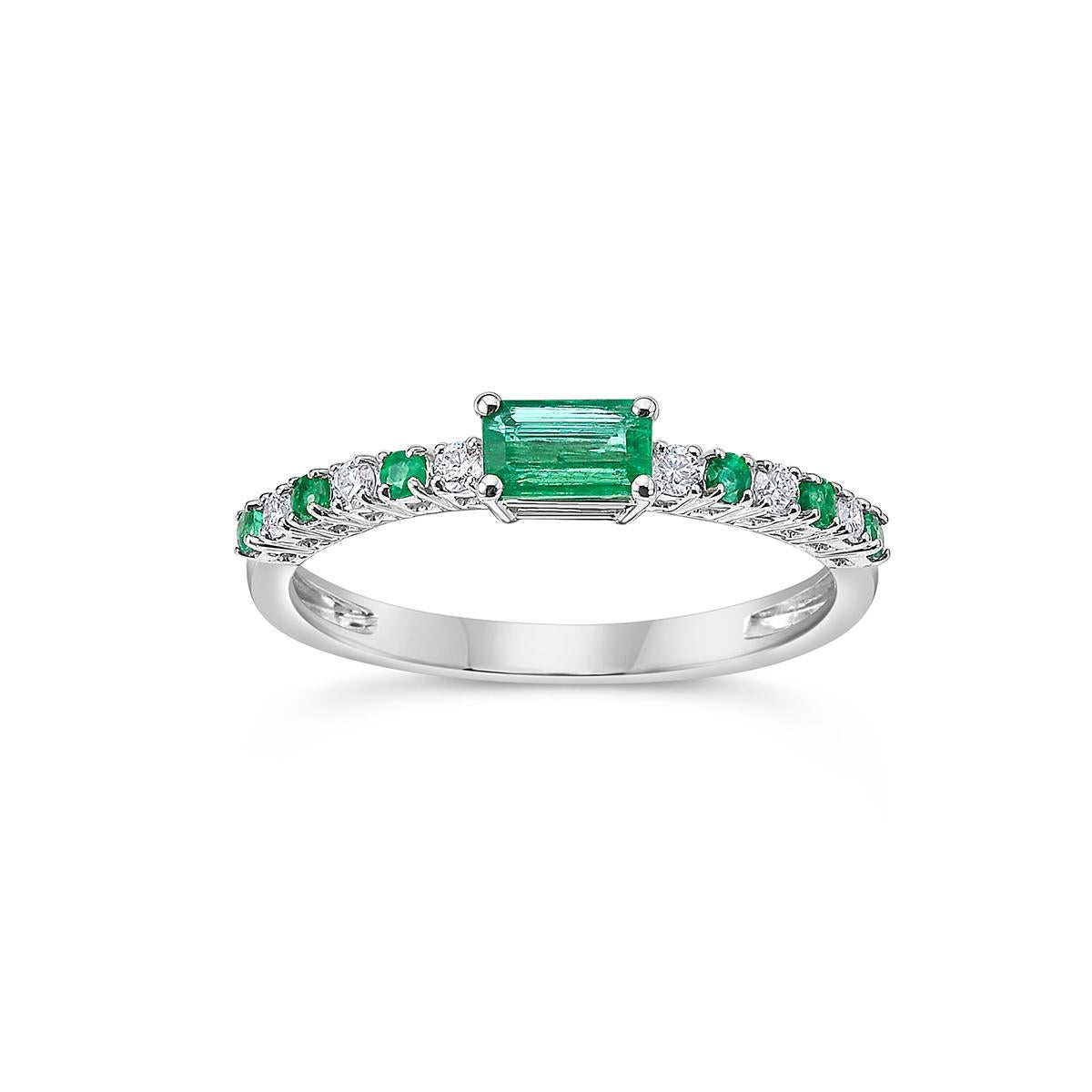 14K Yellow Gold Emerald and Diamond Ring with 5x3 Center Stone  In New Condition For Sale In New York, NY
