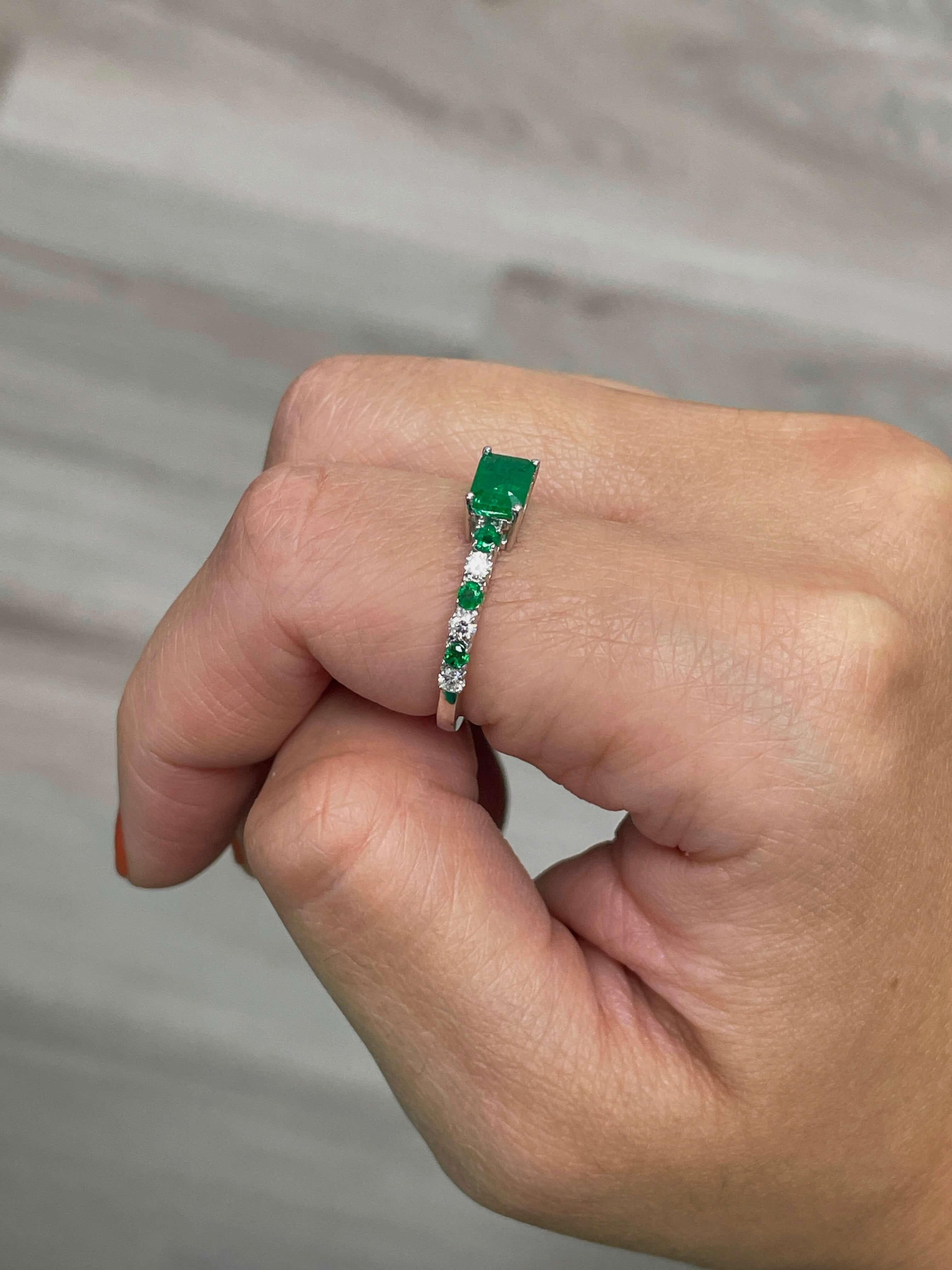 14K Yellow Gold Emerald and Diamond Ring with 6x4 Center Stone  In New Condition For Sale In New York, NY