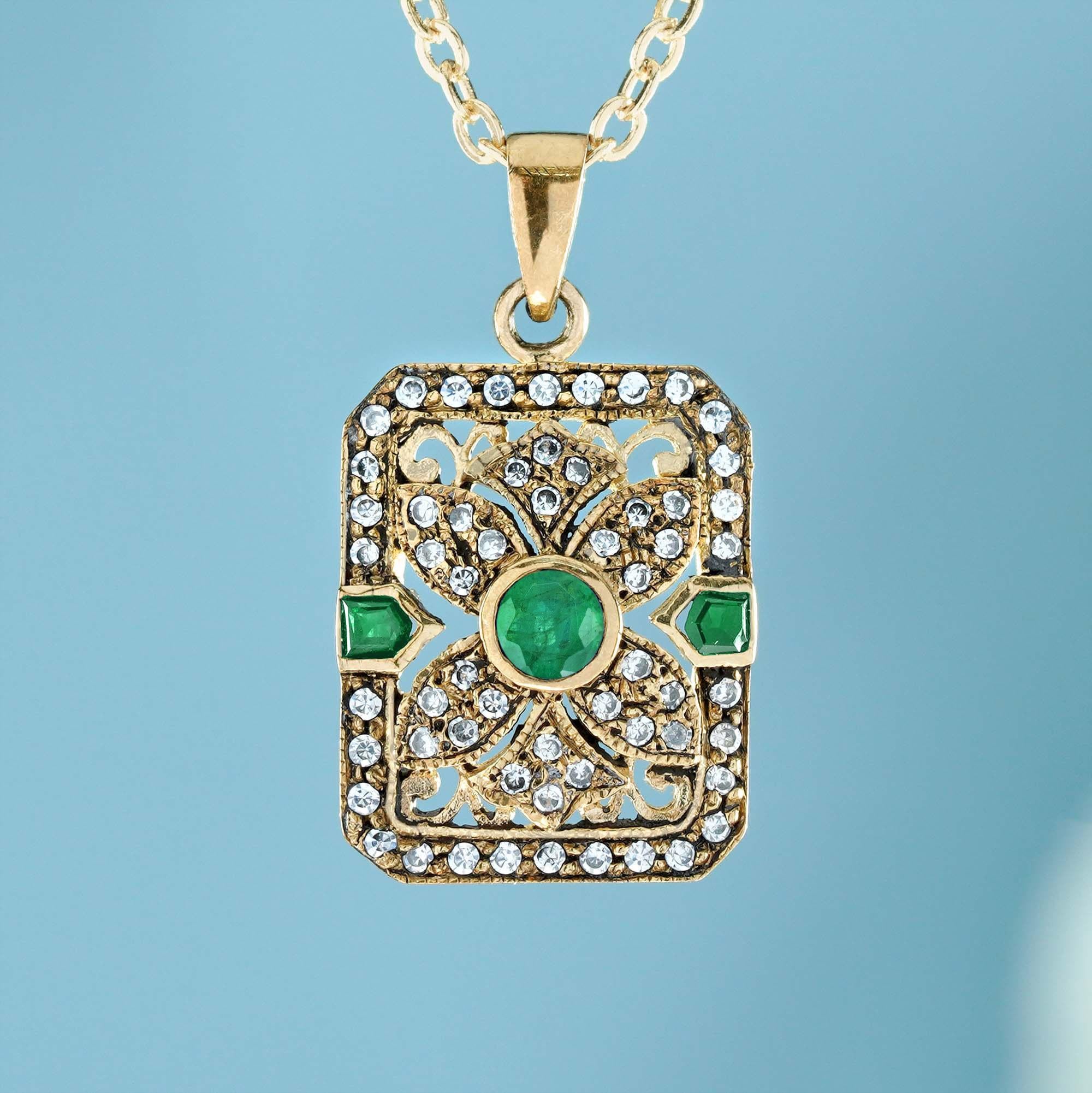 Añade un toque de refinada elegancia con este Colgante de Filigrana de Esmeraldas y Diamantes de Estilo Vintage. Una vibrante esmeralda redonda se sitúa en el centro, flanqueada por dos esmeraldas más pequeñas a cada lado, creando un armonioso trío