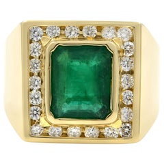14 Karat Yellow Gold Emerald and Diamonds Men
s Ring
