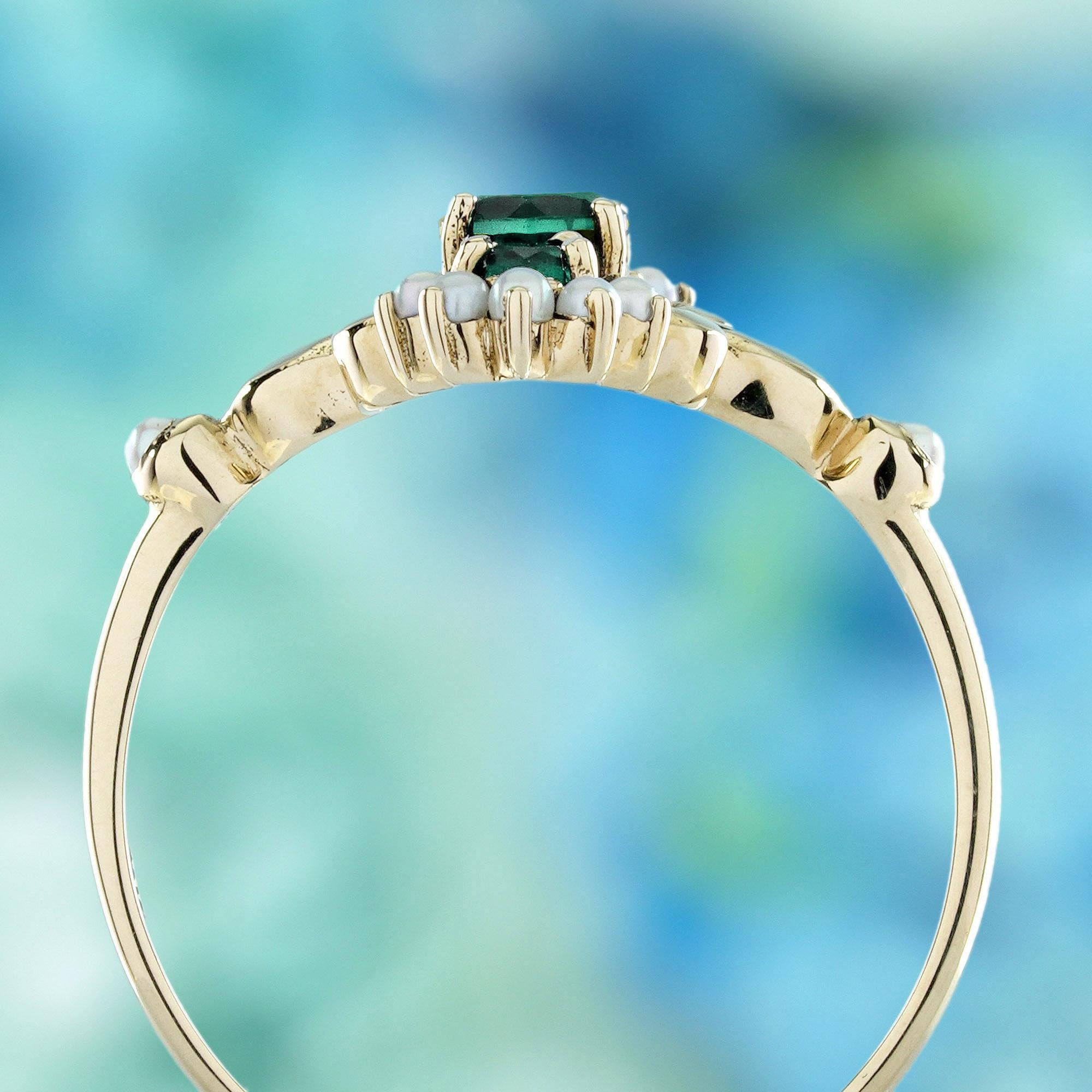 14K Yellow Gold Emerald and Pearl Vintage Style Floral Three Stone Ring In New Condition For Sale In Bangkok, TH