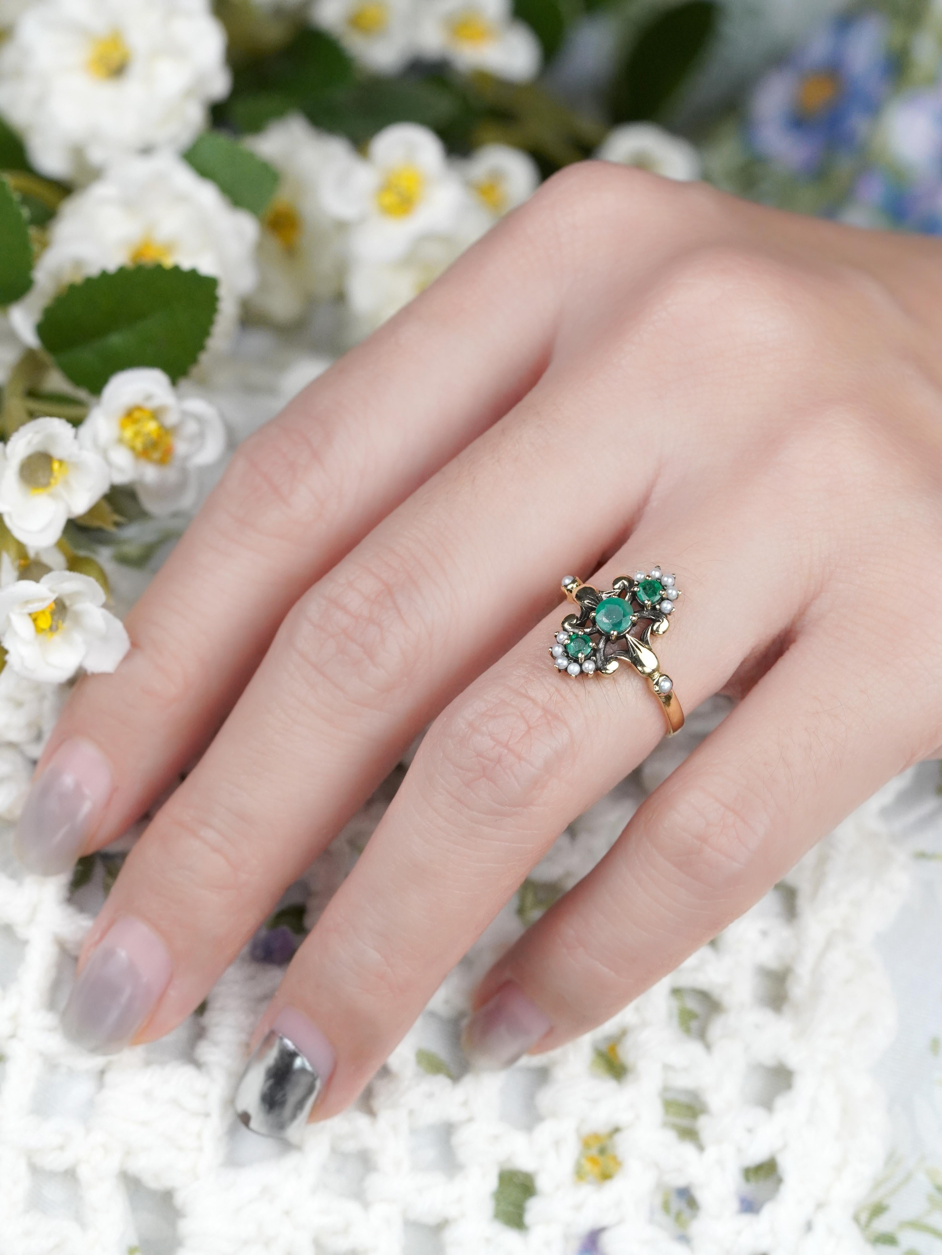 14K Yellow Gold Emerald and Pearl Vintage Style Floral Three Stone Ring For Sale 1