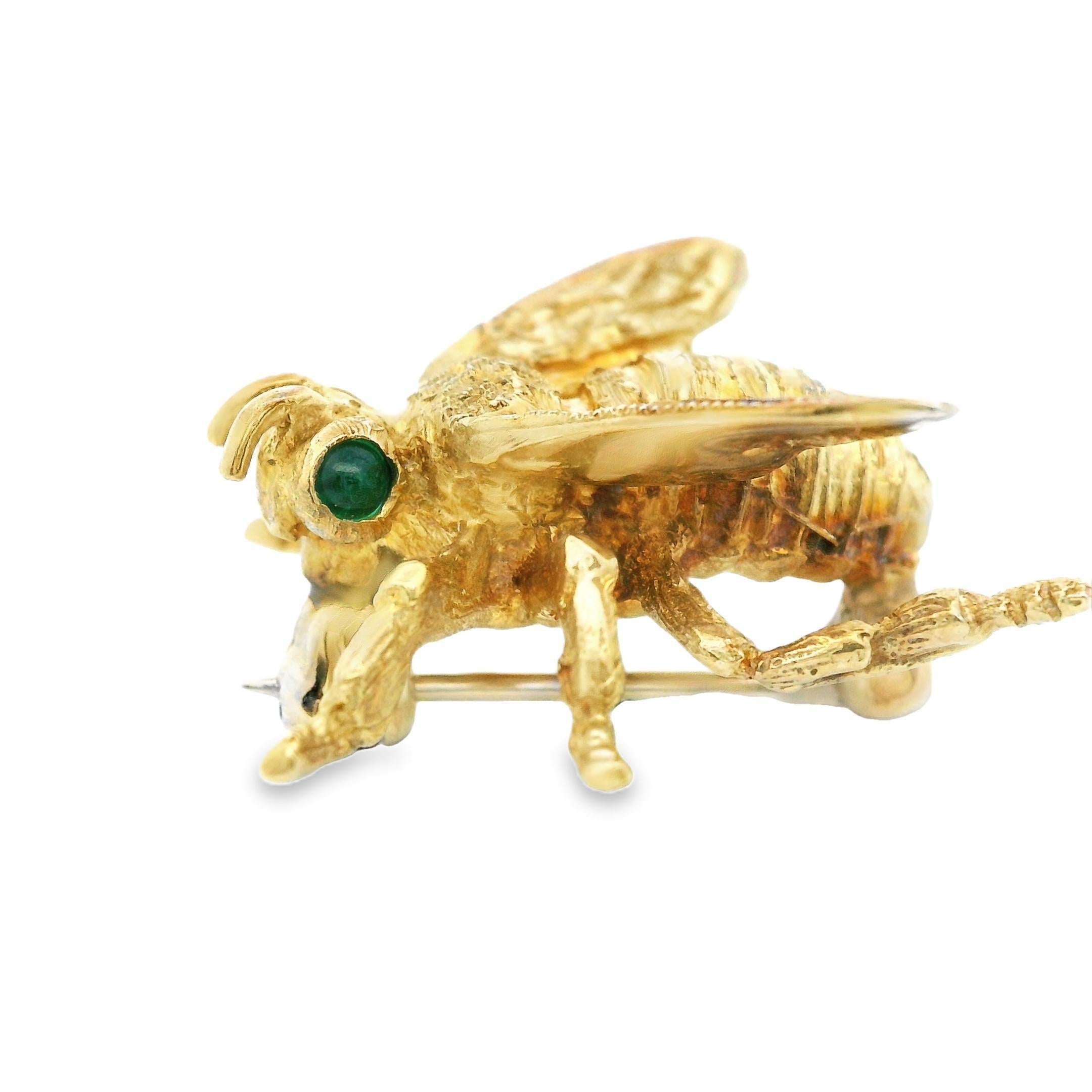 Diese atemberaubende Bienenbrosche aus 14 Karat Gelbgold mit Smaragd ist das absolut perfekte Accessoire für jedes Jackenrevers oder Hemd. Wenn Sie auf der Suche nach einem eleganten, aber dennoch witzigen Accessoire sind, dann sind Sie hier genau