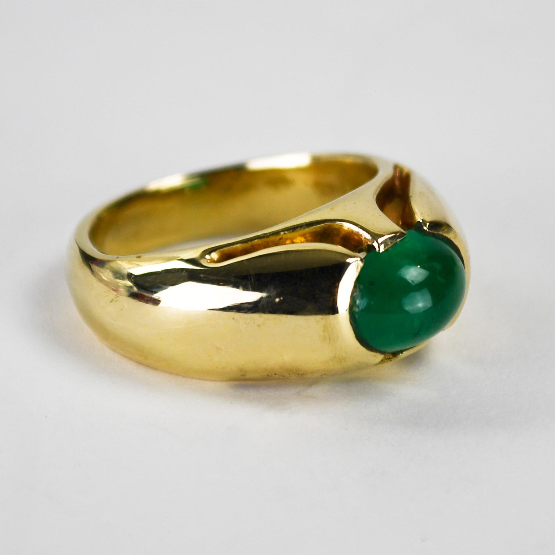 Anillo unisex de esmeralda y oro amarillo de 14k.
Prueba 59% de oro con un analizador de metales XRF.
El peso bruto es de 15,2 gramos.
La esmeralda natural es de cúpula alta, talla cabujón, excelente color verde, 3,00 quilates.
La parte superior del