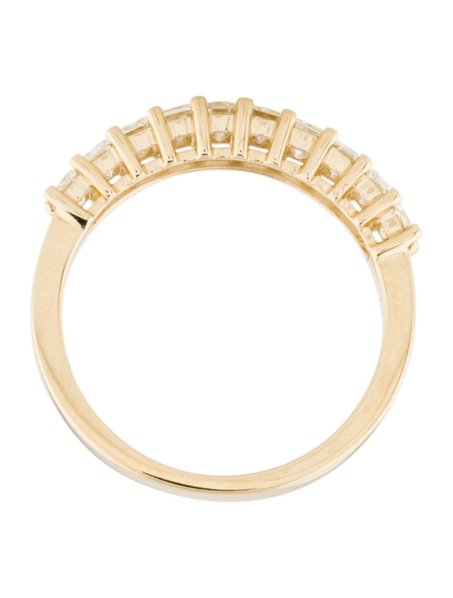Cette élégante et charmante bague en or 14 carats présente 10 diamants taille émeraude pesant 0,99 ct. La couleur et la pureté des diamants sont GH-SI1. Cette bague peut être ajustée à une taille supérieure ou inférieure par votre bijoutier. Taille