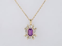 Halskette mit Anhänger aus 14-karätigem Gelbgold mit Amethyst im Smaragdschliff und Diamanten im „Starburst“-Halo-Design